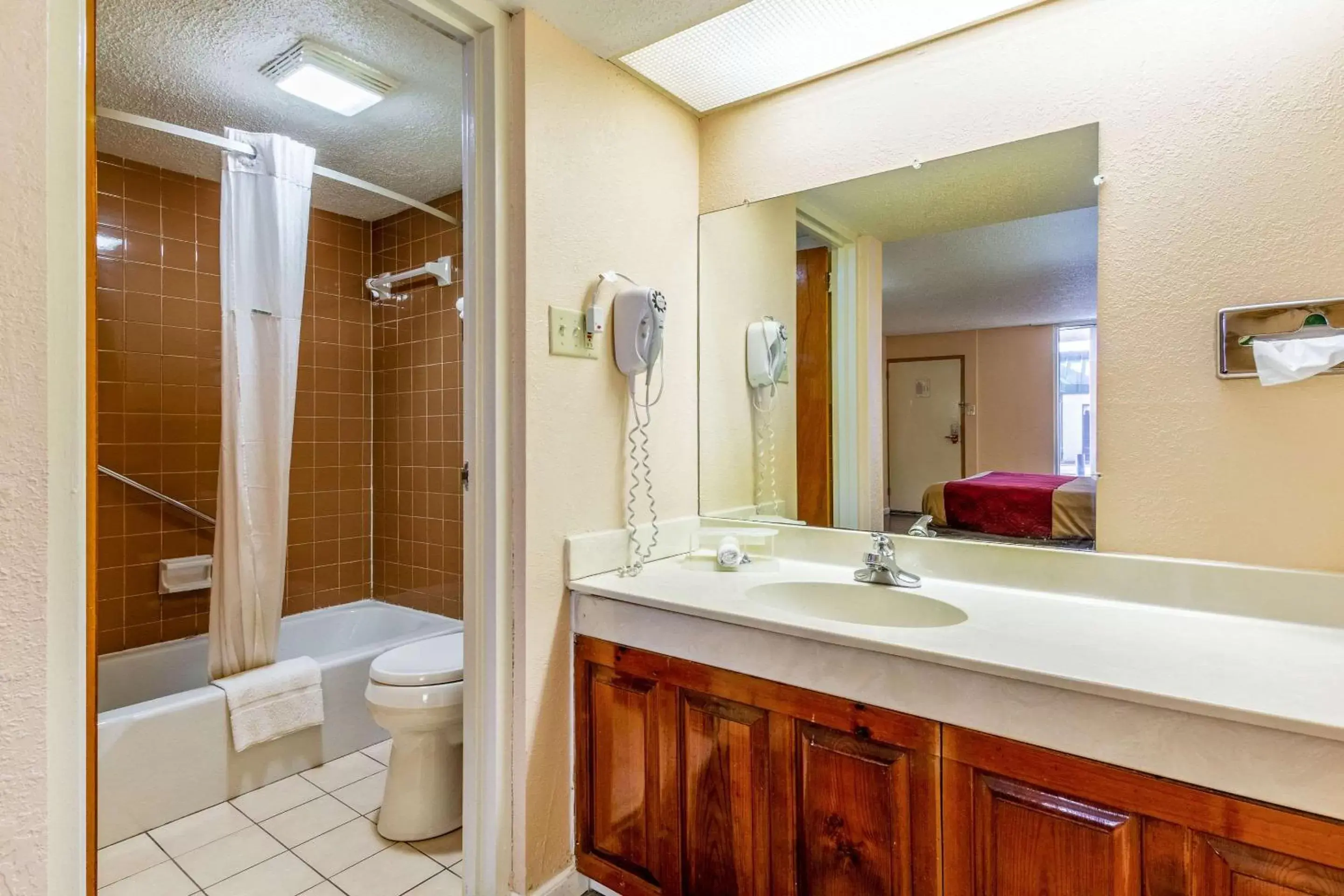 Bathroom in Econo Lodge - Rocky Top