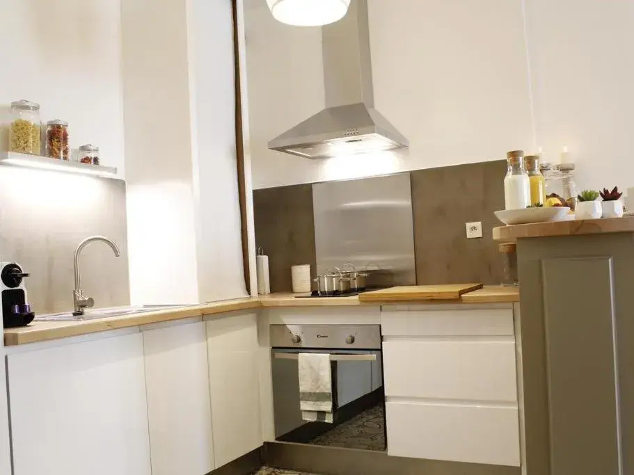 Dining area, Kitchen/Kitchenette in Le relais de la maison Bacou