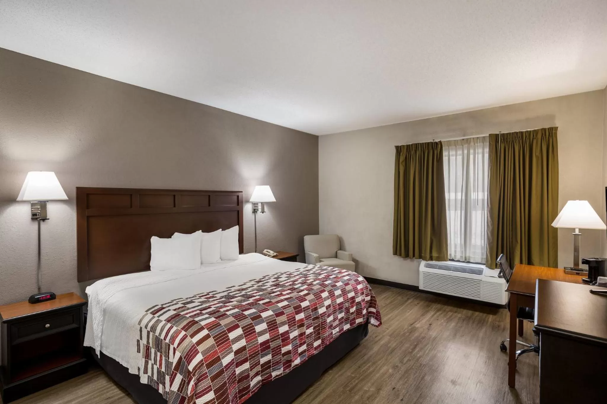Bedroom, Bed in Red Roof Inn & Suites Bloomsburg - Mifflinville