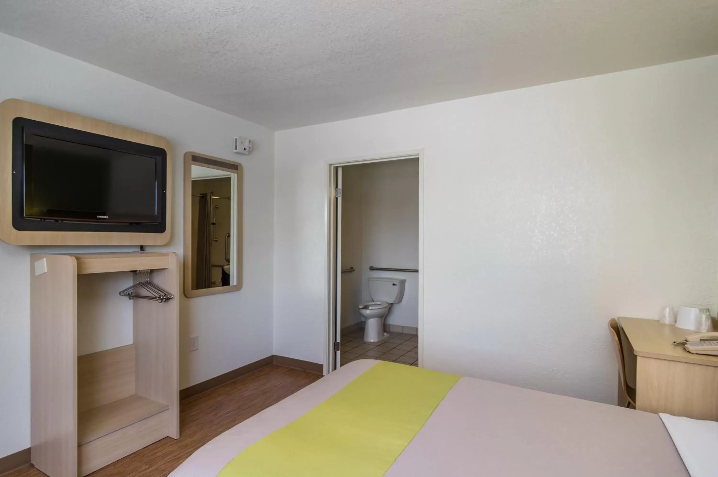 Bedroom, TV/Entertainment Center in Motel 6-Bellmead, TX - Waco