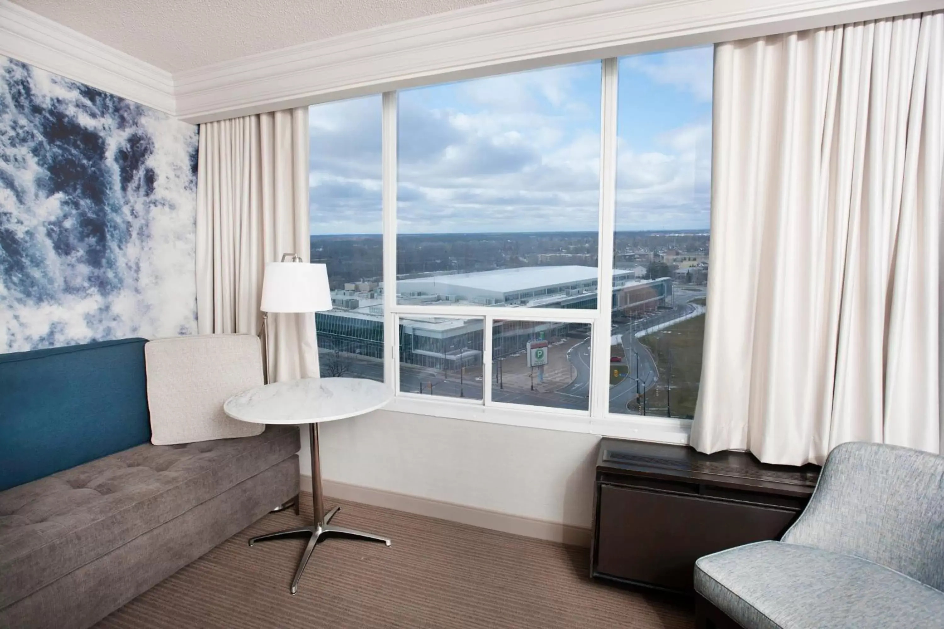 Photo of the whole room, Seating Area in Niagara Falls Marriott on the Falls