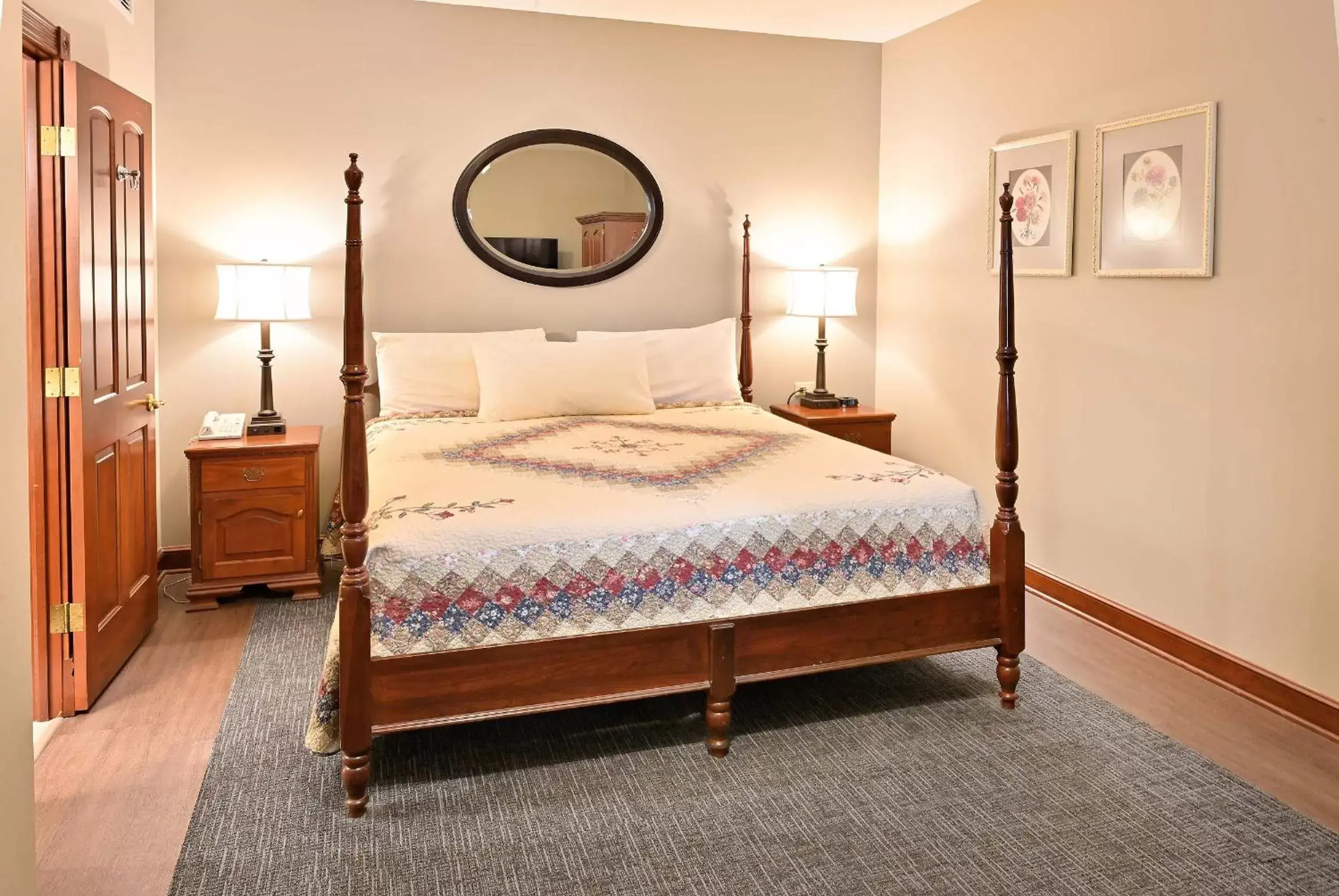 Bedroom, Bed in Carlisle Inn Walnut Creek