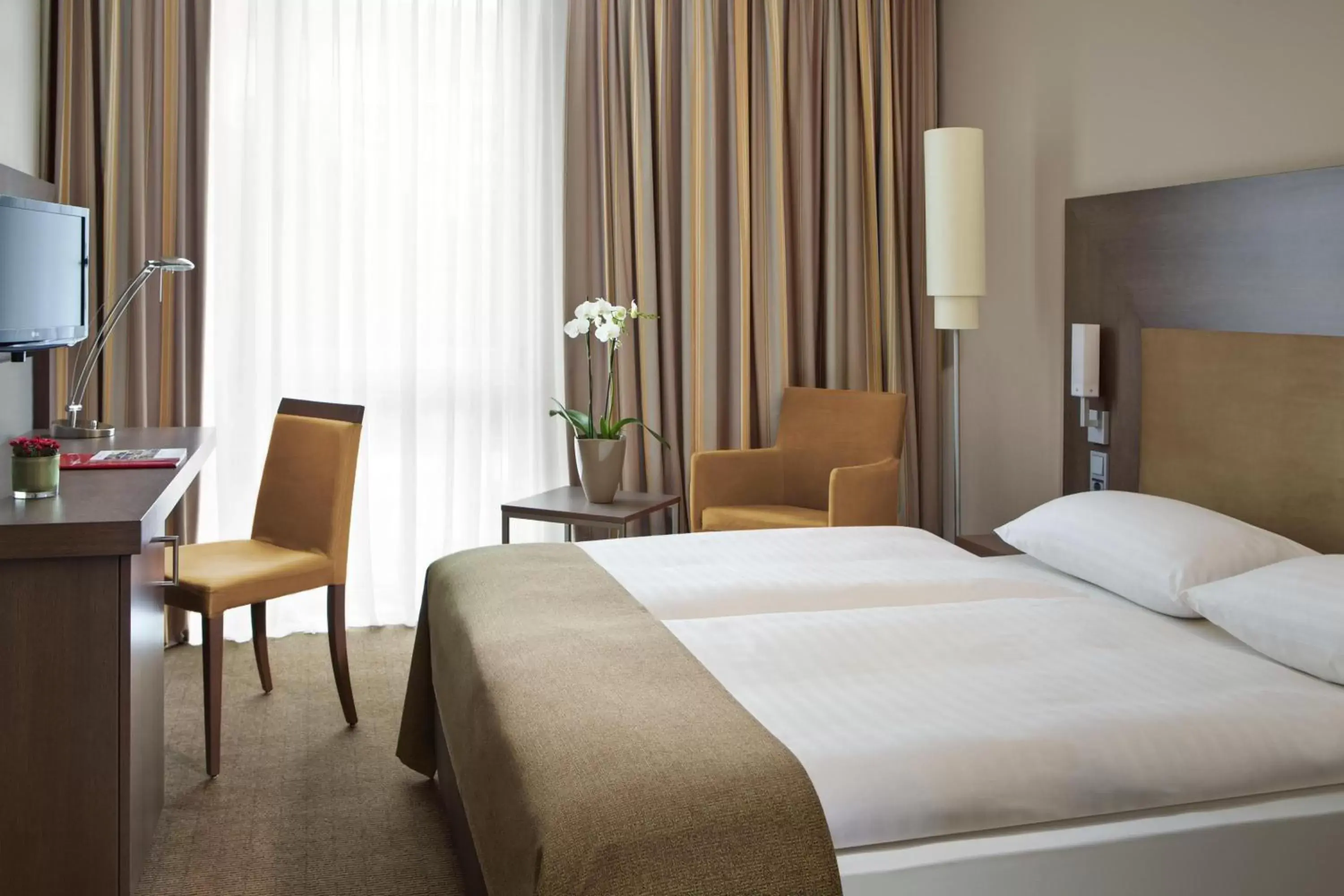 Photo of the whole room, Bed in IntercityHotel Darmstadt