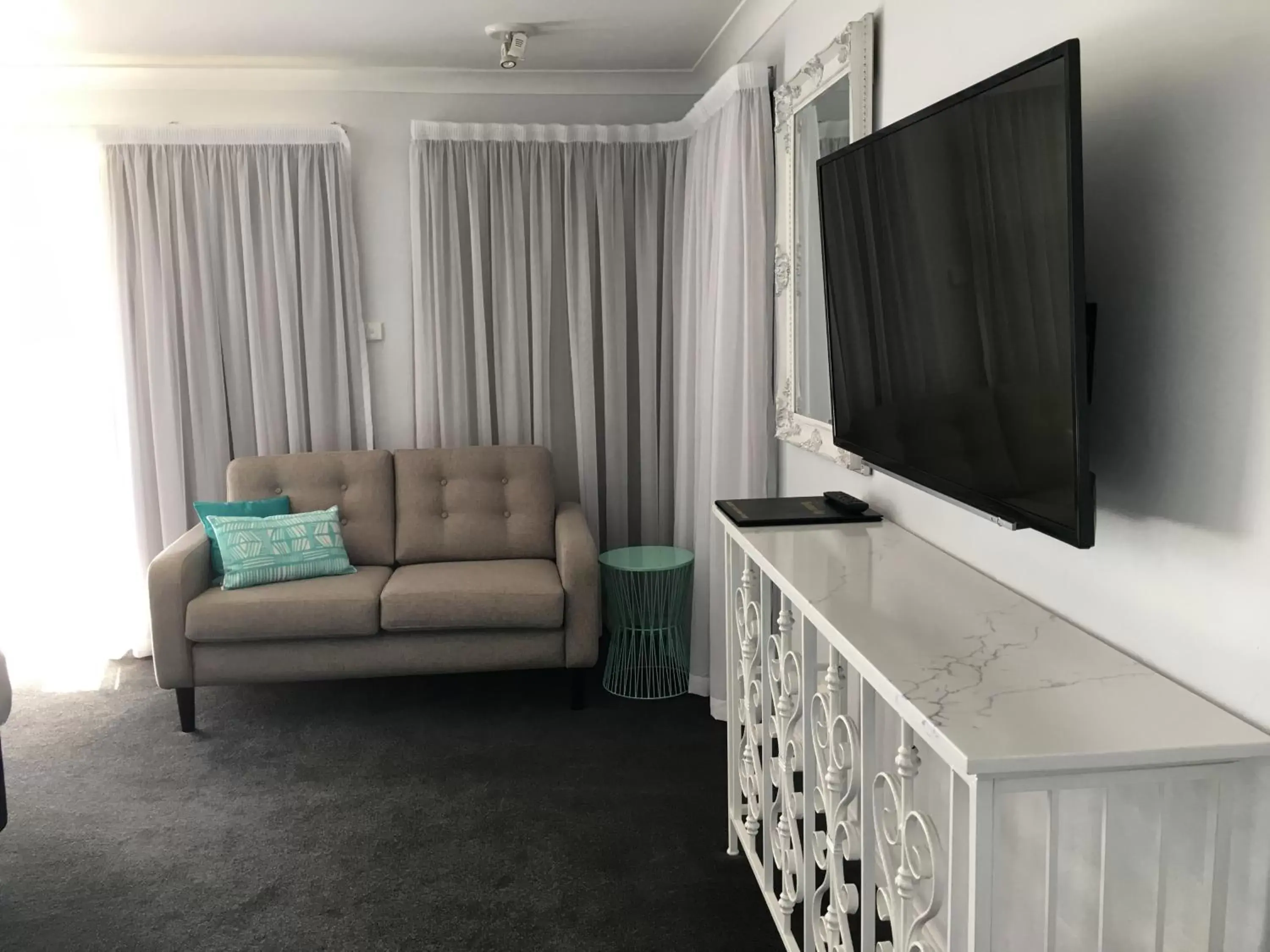 Seating area, TV/Entertainment Center in Araluen Motor Lodge