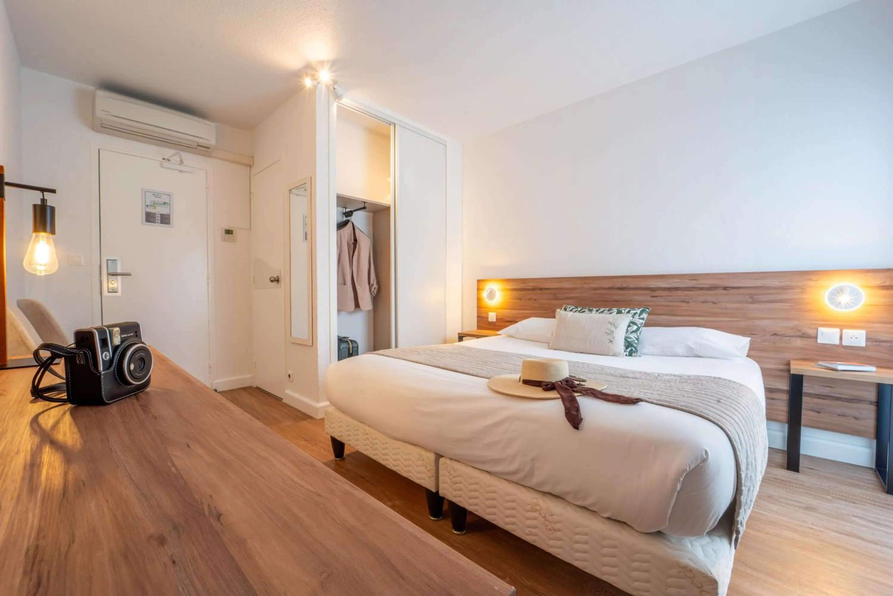 Bed in Hôtel Restaurant La Forestière