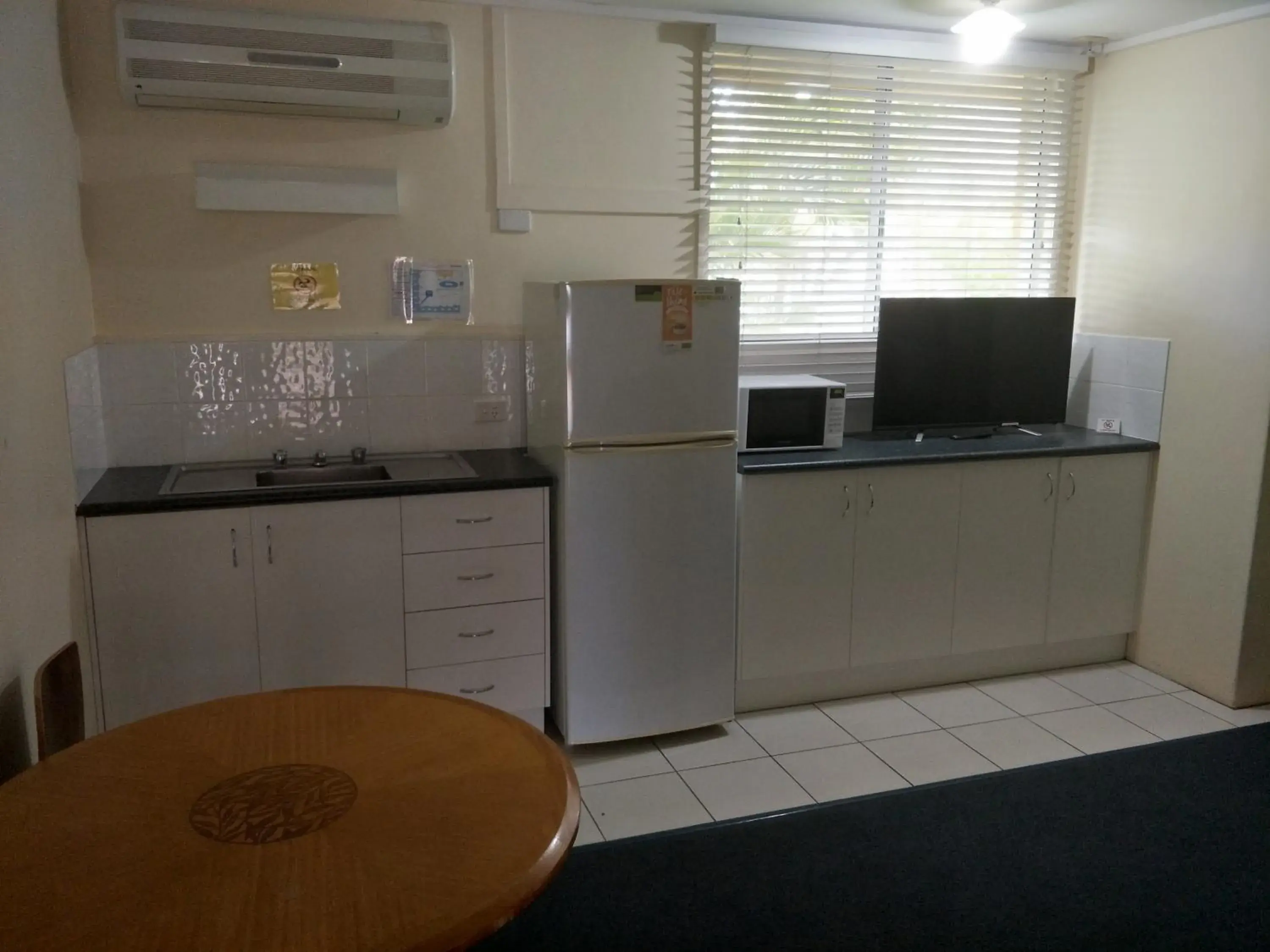 TV and multimedia, Kitchen/Kitchenette in Arkana Motel