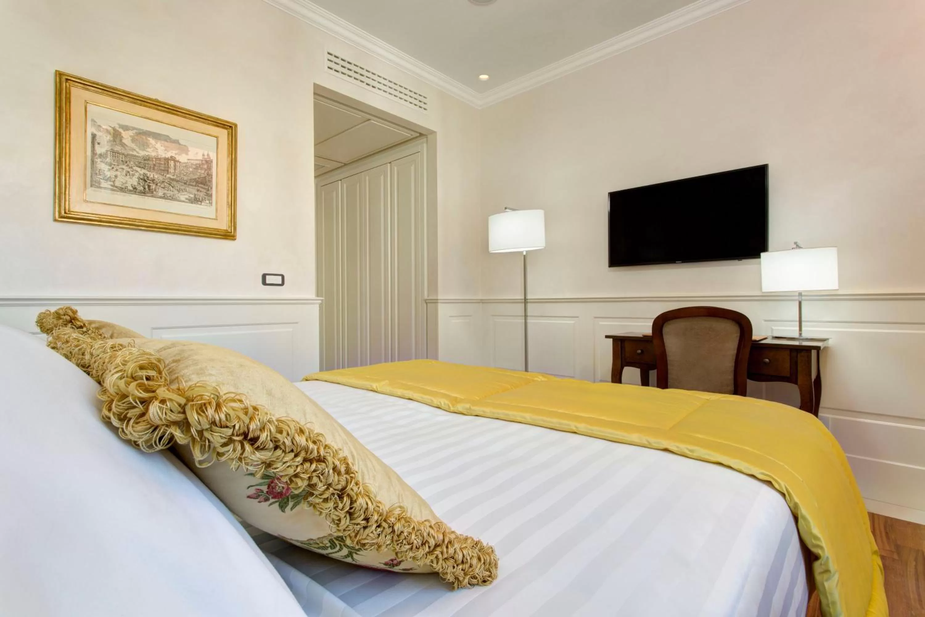 Bedroom, Bed in Hotel Degli Artisti