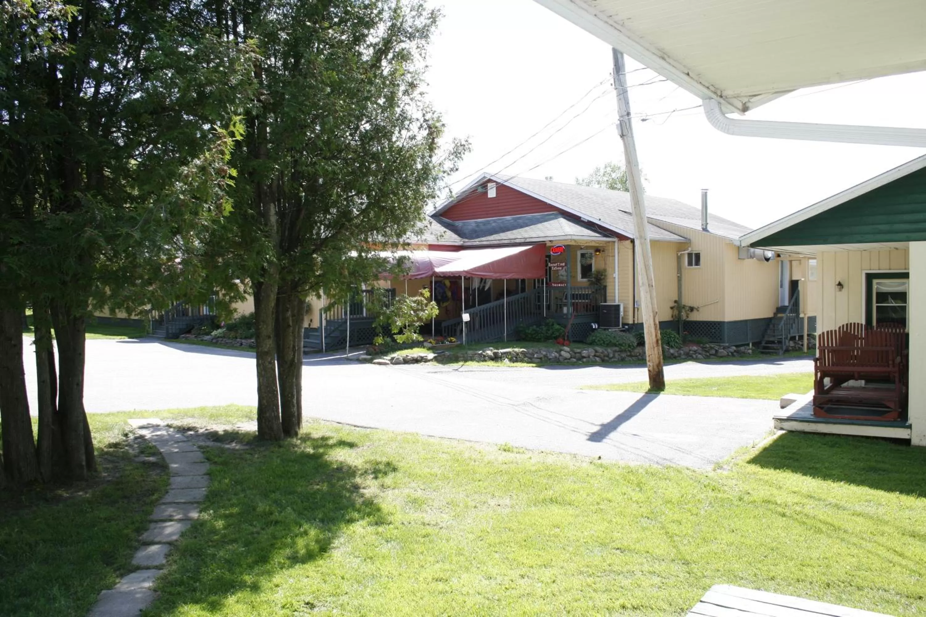 Facade/entrance, Garden in Auberge et Chalets sur le Lac