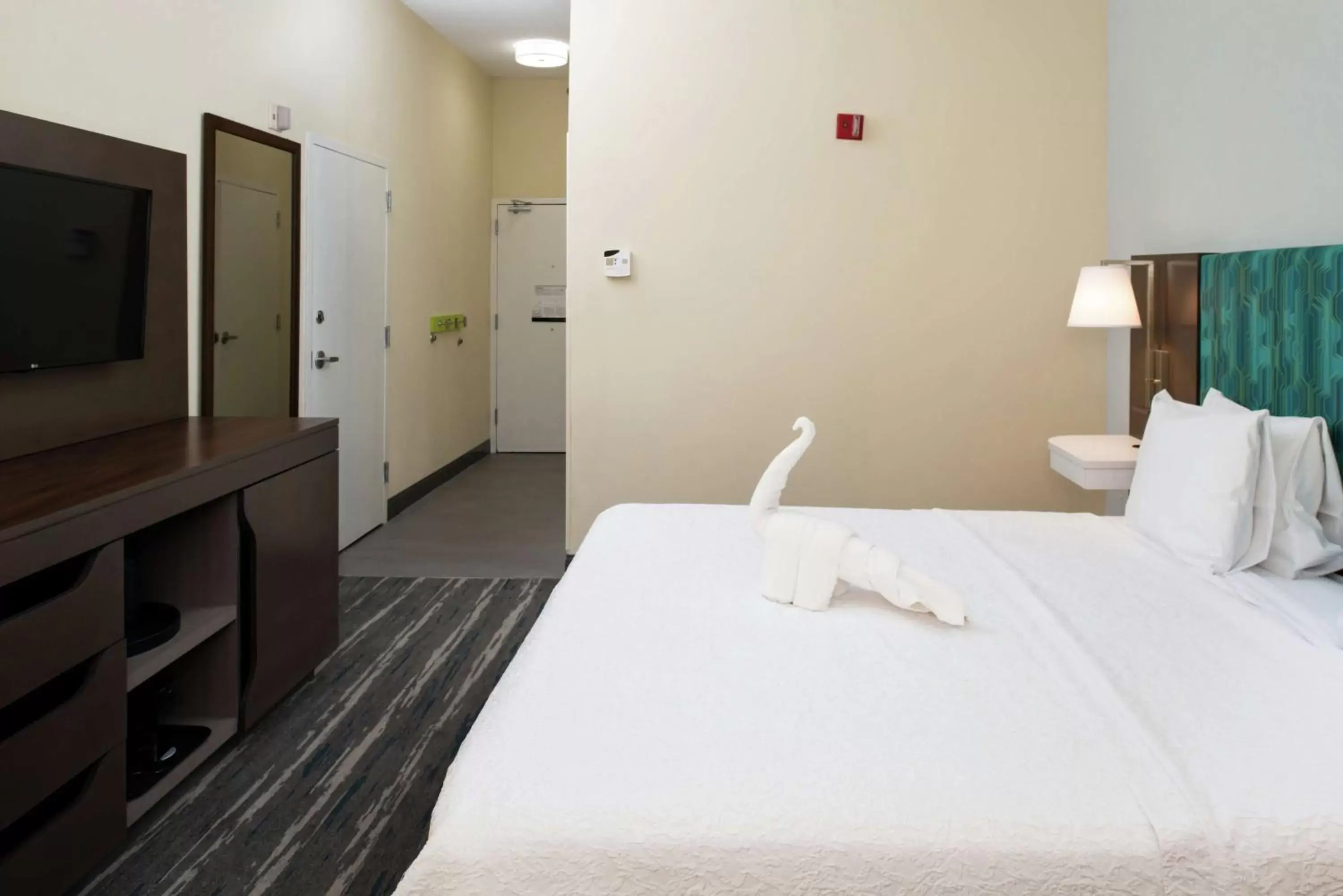 Photo of the whole room, Bed in Hampton Inn Greensboro Airport