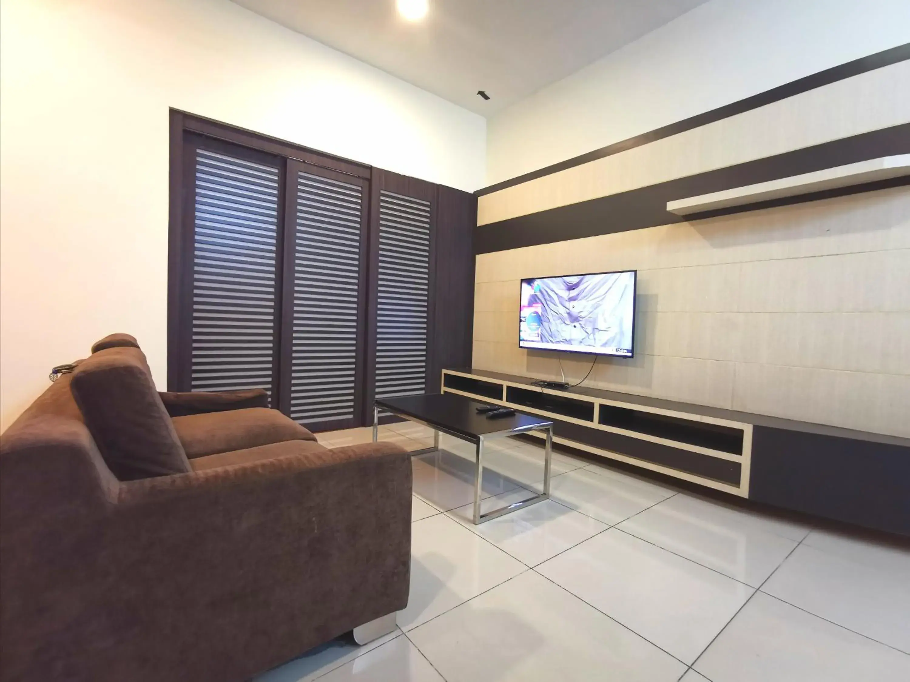TV and multimedia, TV/Entertainment Center in Sunset Seaview Vacation Condos @ IMAGO Shopping Mall