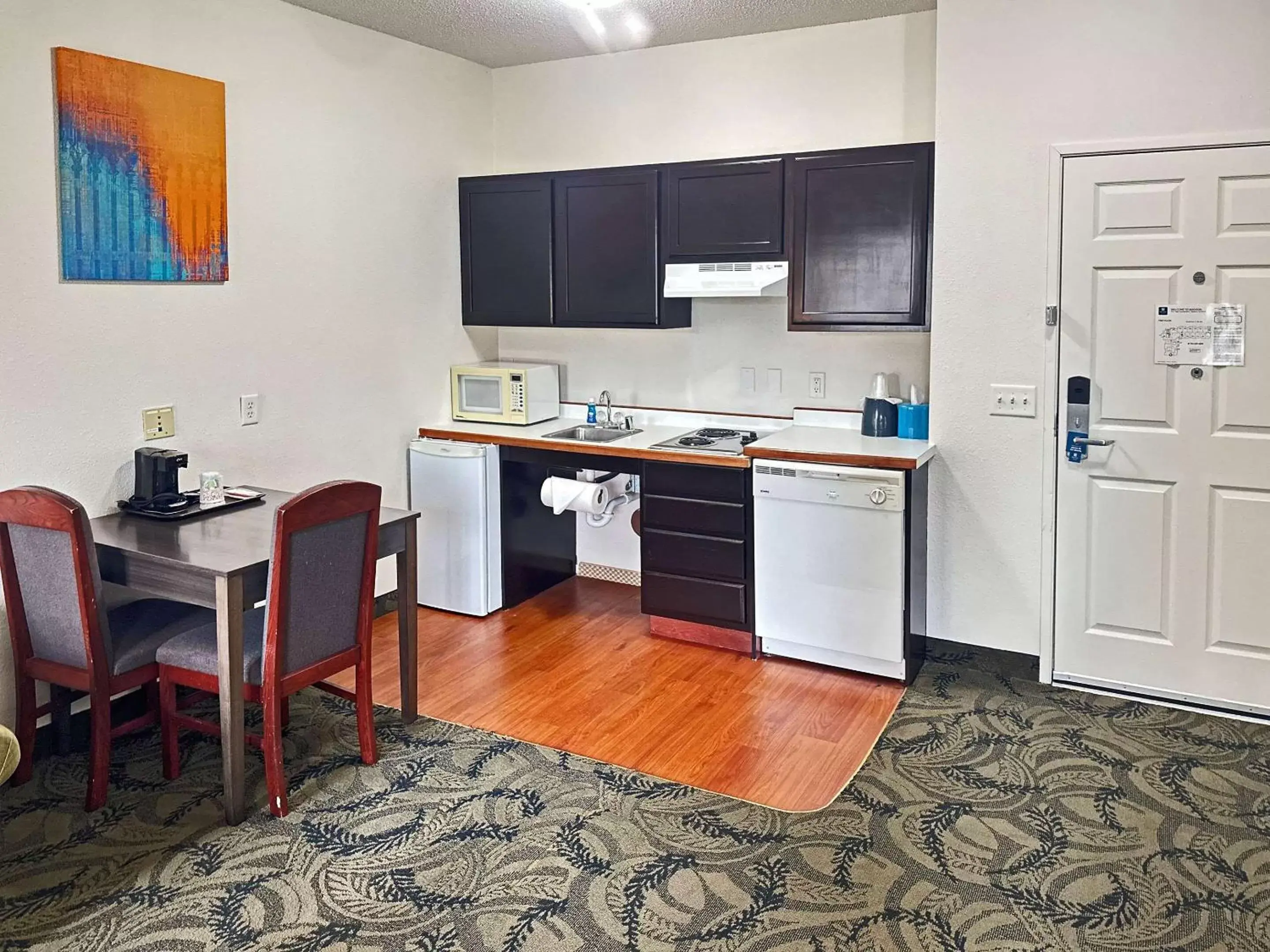 Bedroom, Kitchen/Kitchenette in MainStay Suites Madison East