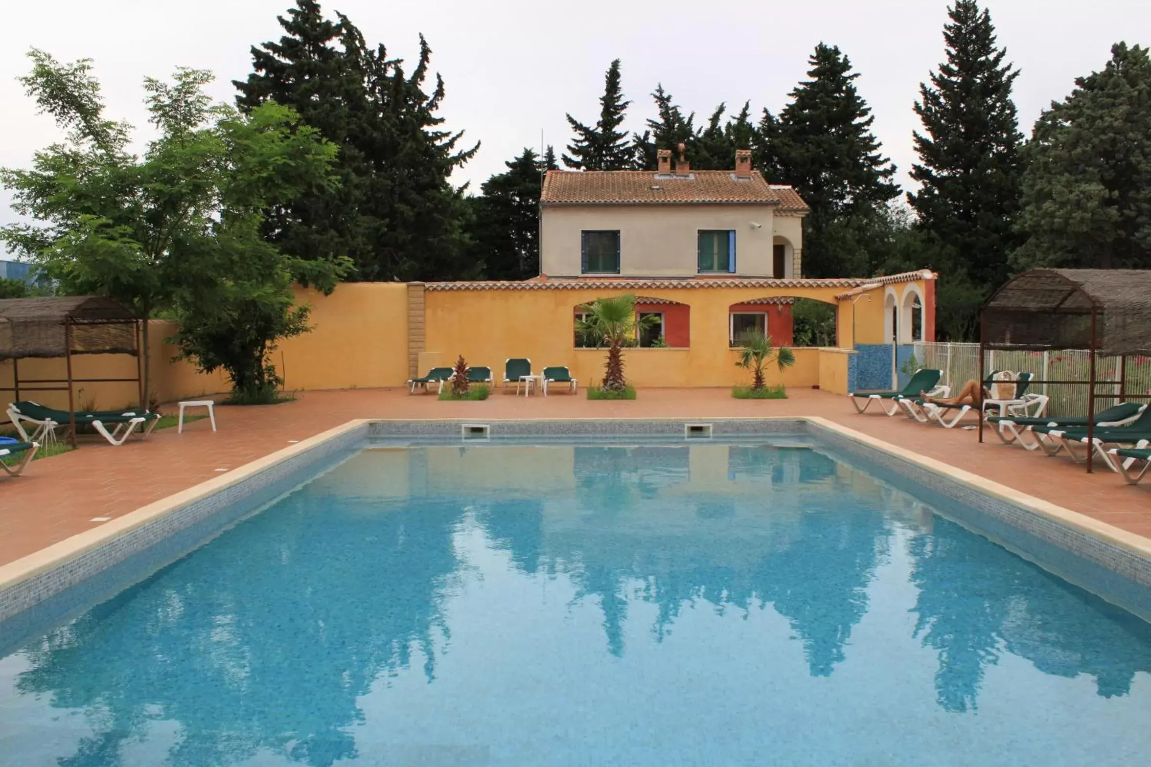 Property building, Swimming Pool in Appart'Hotel Festival Sud Aqua - Avignon TGV Property building, Swimming Pool in Appart'Hotel Festival Sud Aqua - Avignon TGV