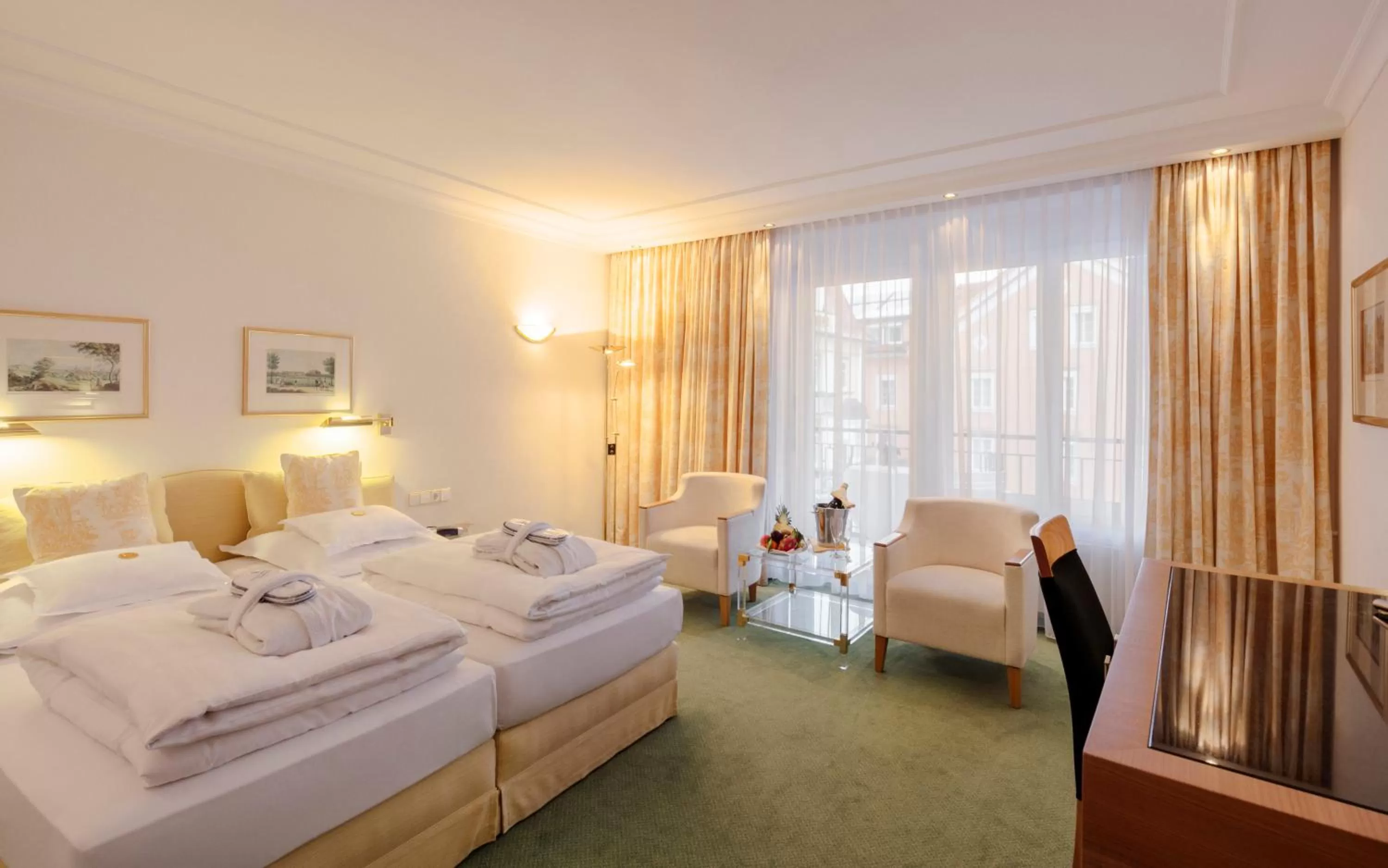 Photo of the whole room, Bed in Hotel Bayerischer Hof