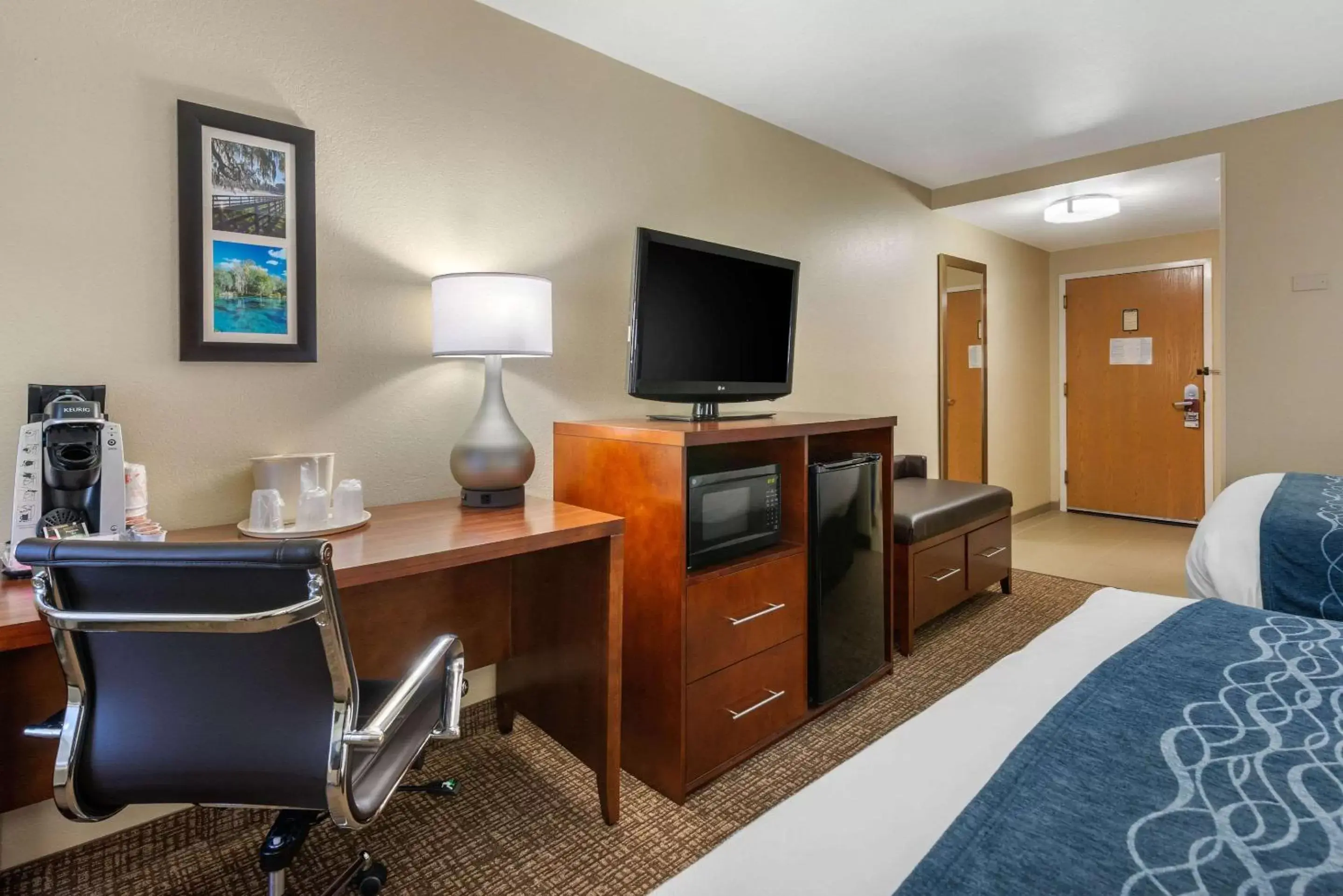 Photo of the whole room, TV/Entertainment Center in Comfort Inn Ocala Silver Springs