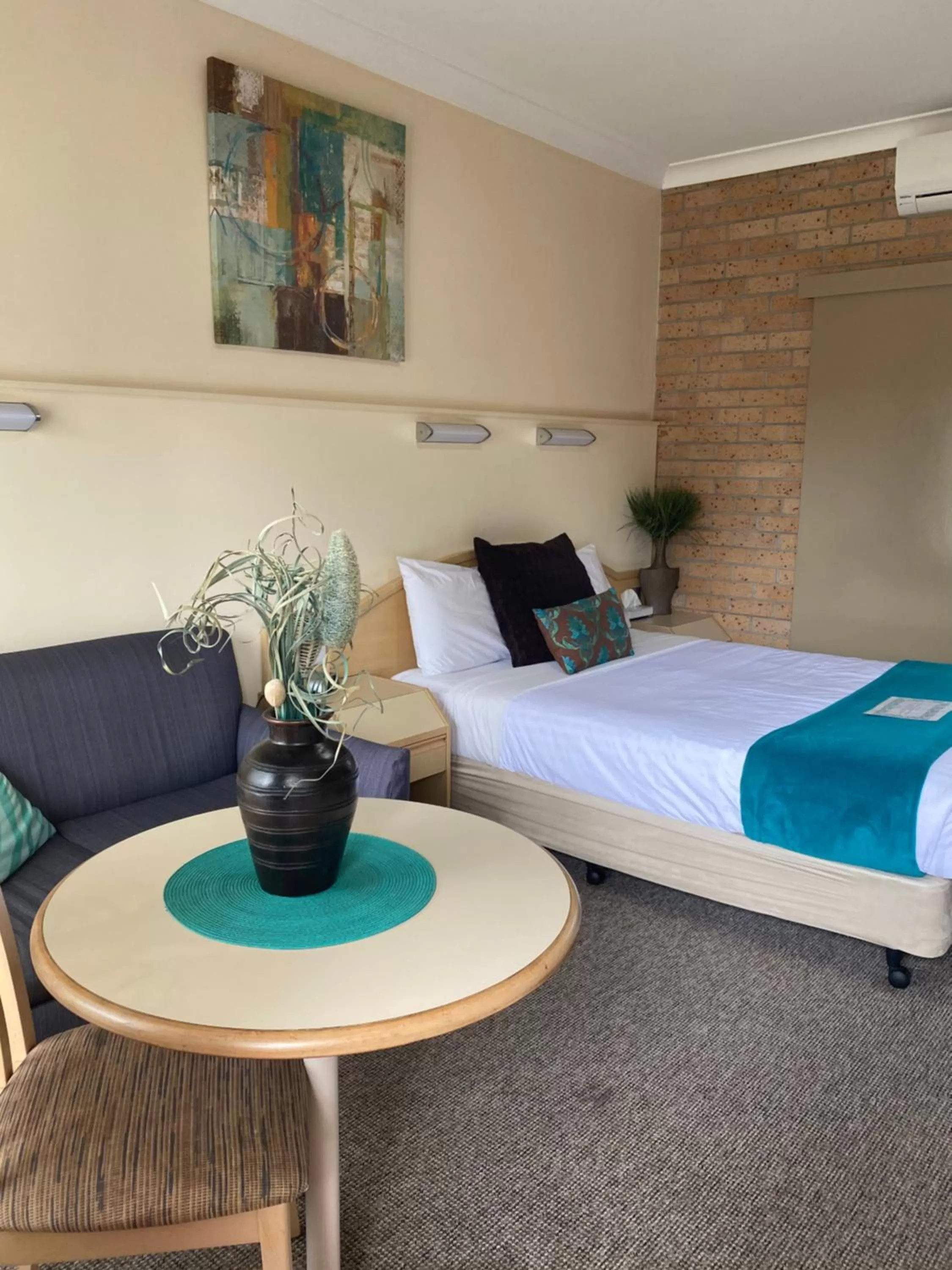 Bed in Marriott Park Motel