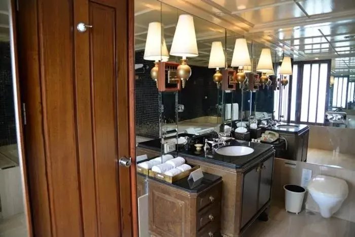 Bathroom in Rama Gardens Hotel Bangkok Bathroom in Rama Gardens Hotel Bangkok