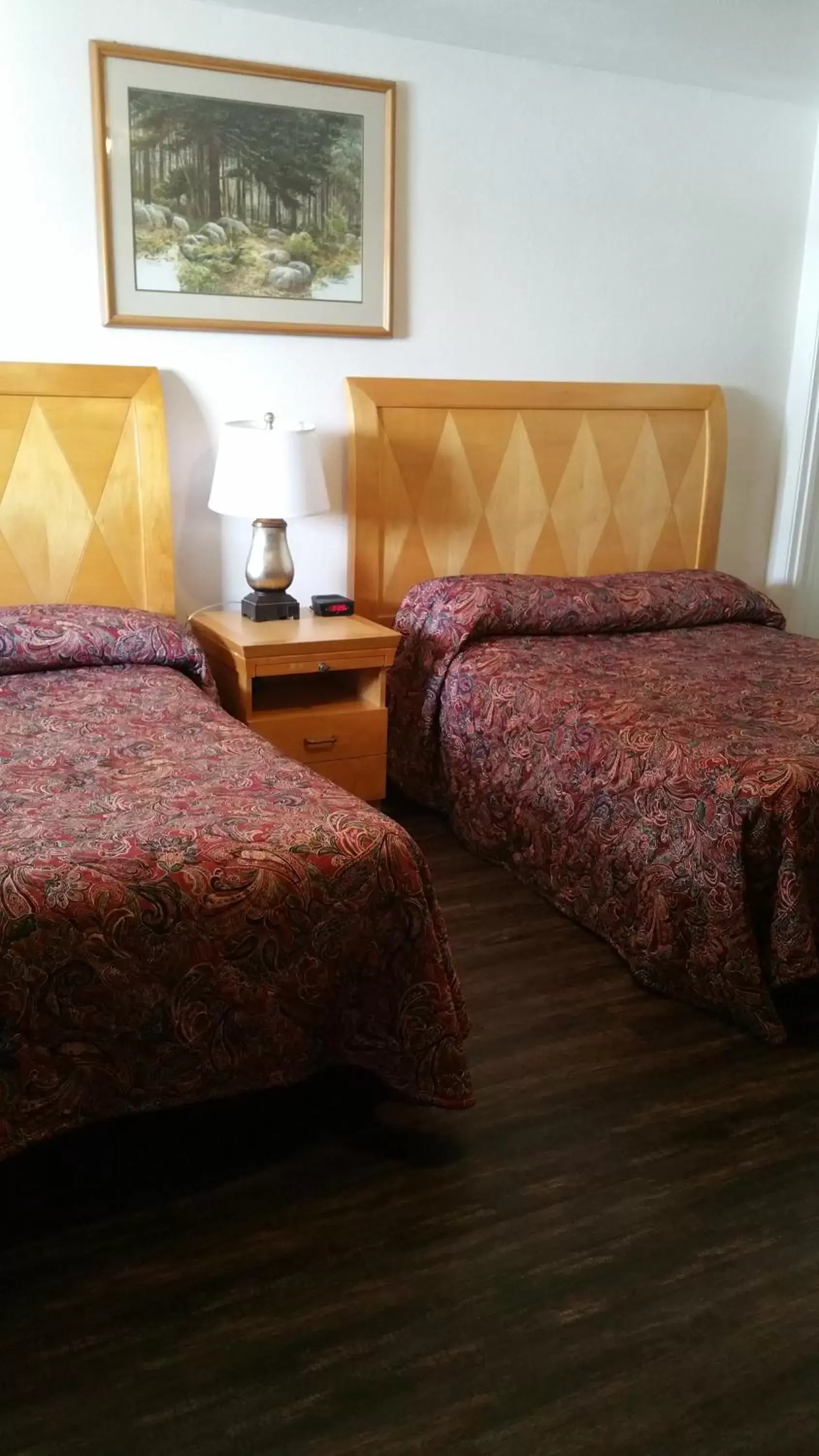 Photo of the whole room, Bed in Ontario Inn