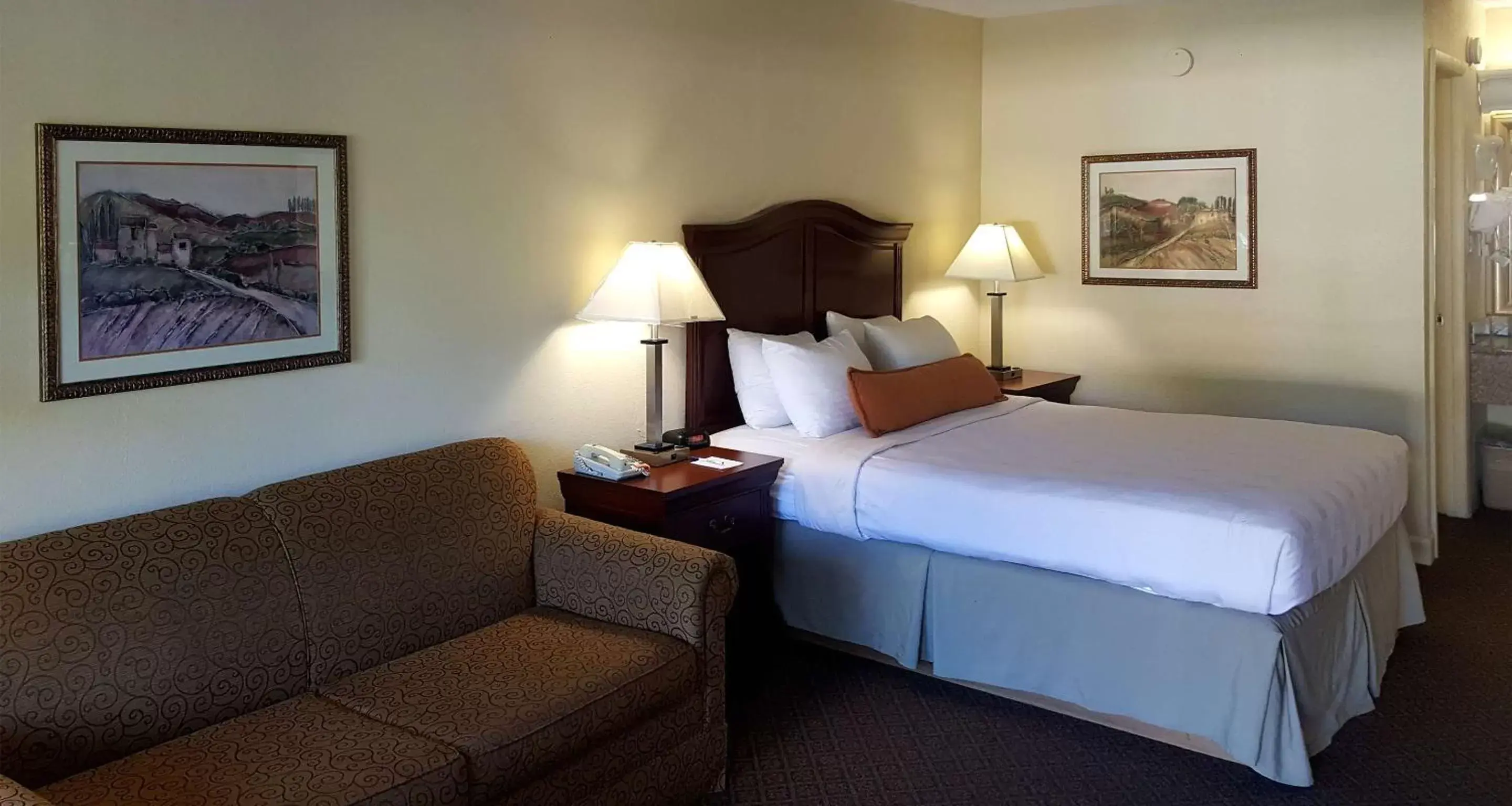 Photo of the whole room, Bed in Best Western Point South