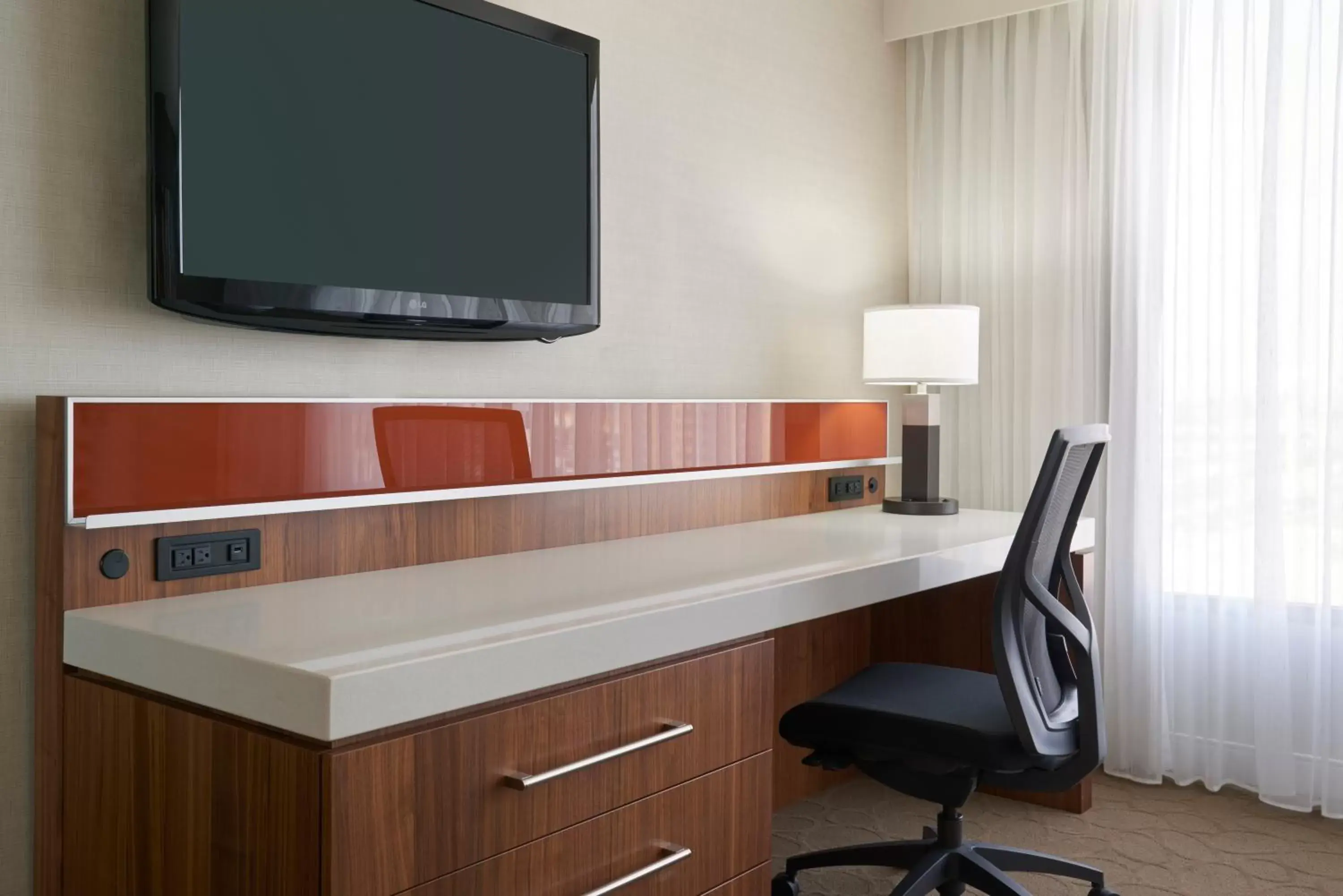 TV and multimedia, TV/Entertainment Center in Delta Hotels by Marriott Toronto Airport & Conference Centre