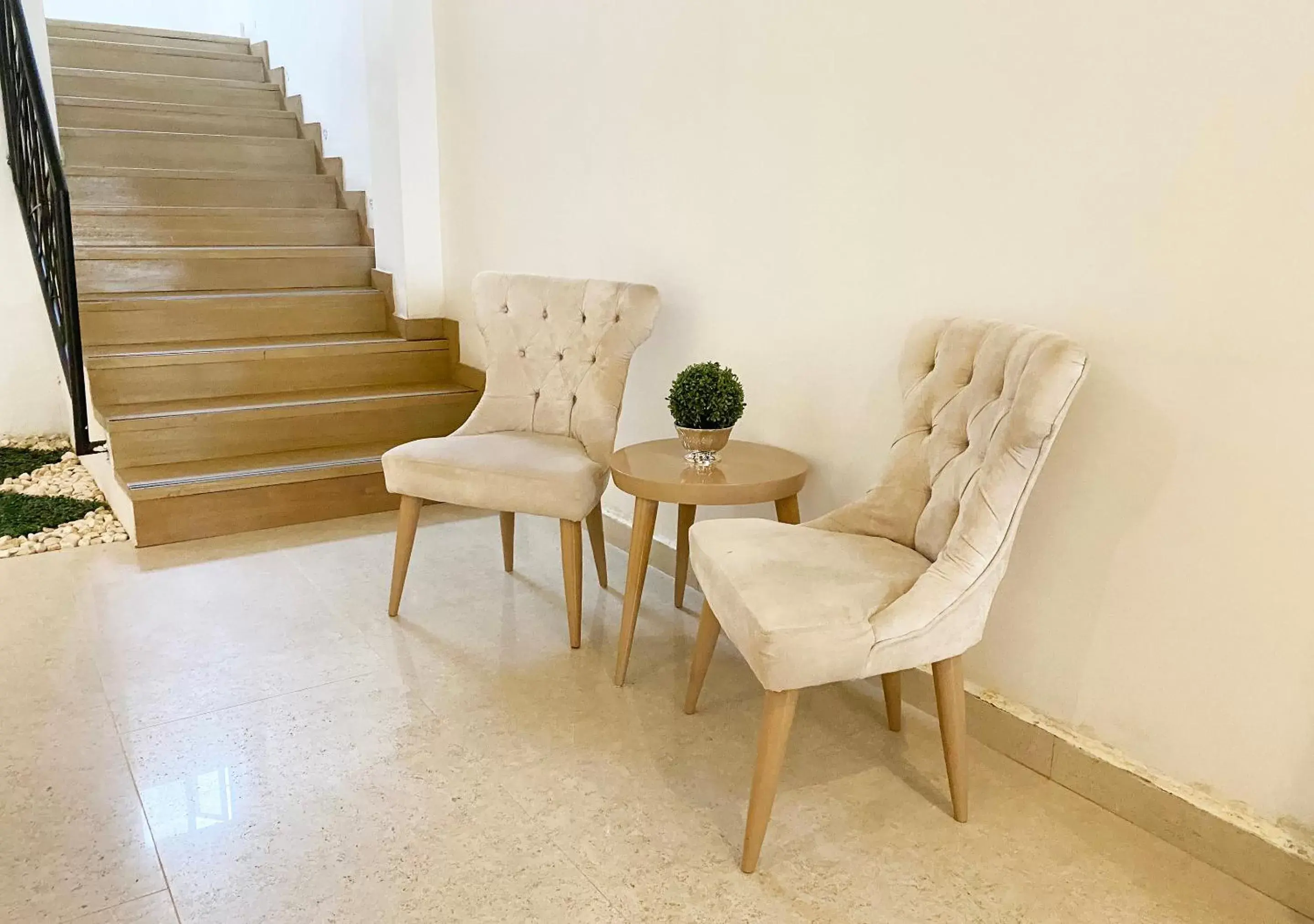 Seating area in Hotel 1525 By GEH Suites