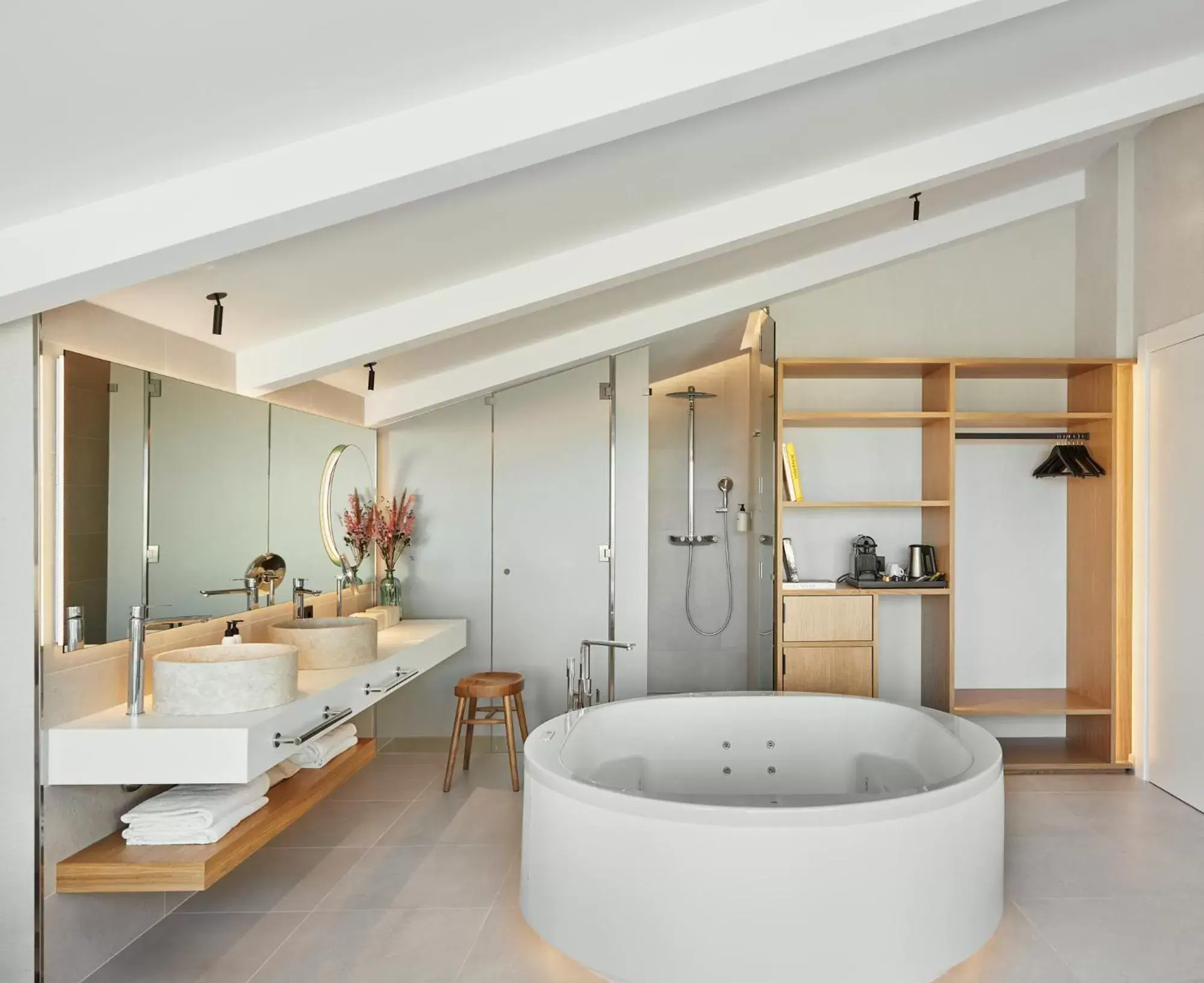 Hot Tub, Bathroom in Hotel restaurant Ceferino