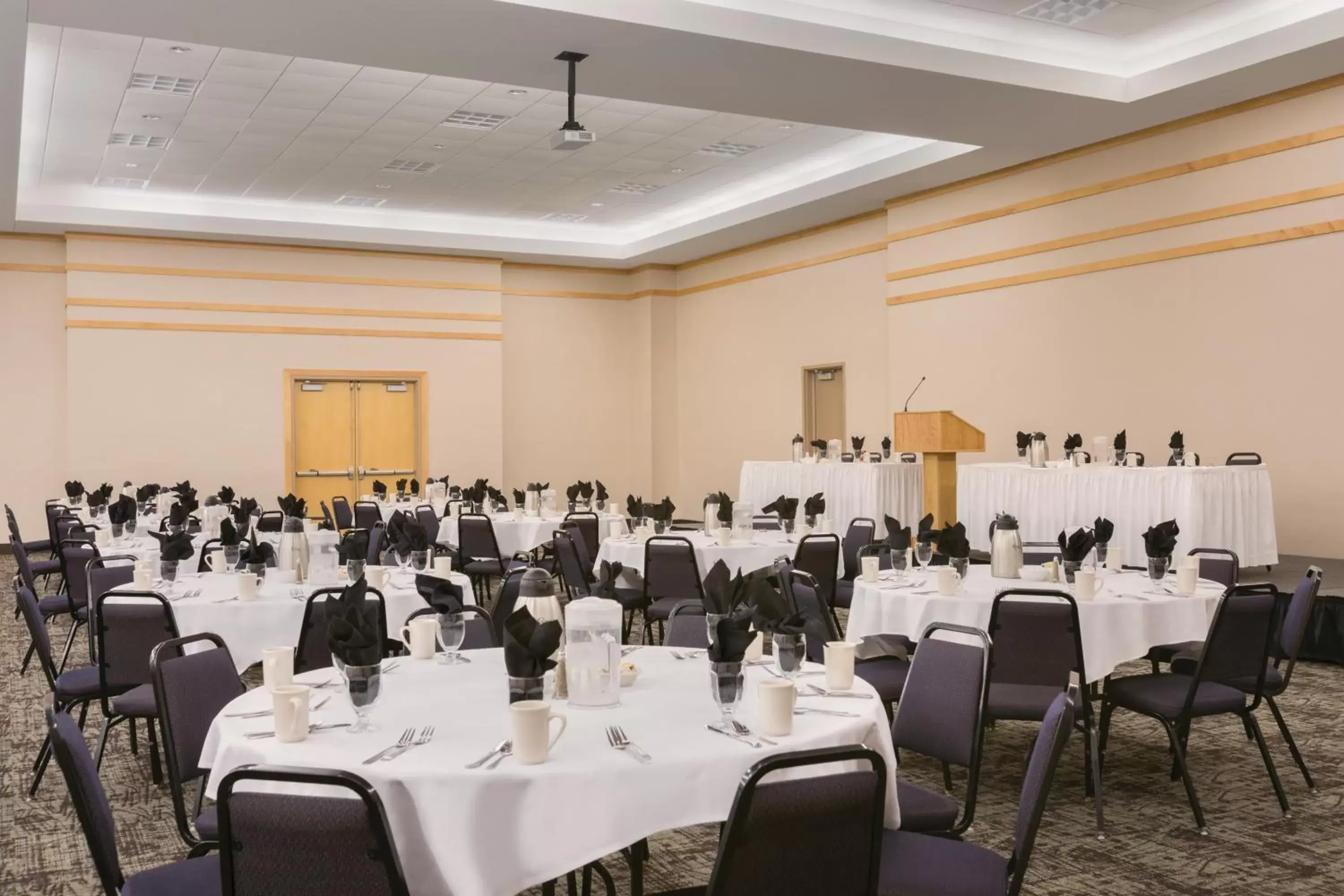 Restaurant/Places to Eat in Country Inn & Suites by Radisson, Fergus Falls, MN