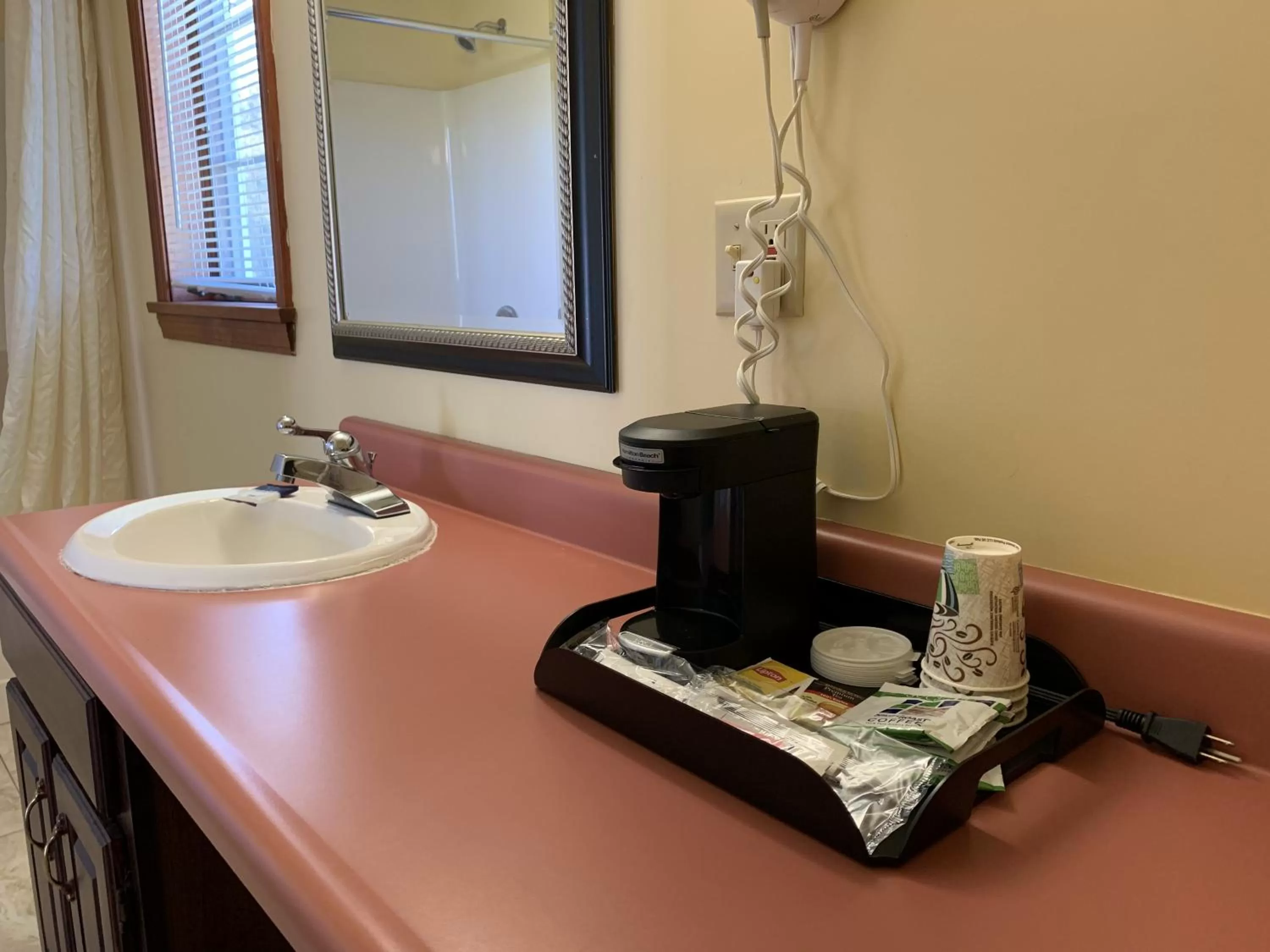 Coffee/tea facilities in Americas Best Value Inn Scarborough Portland