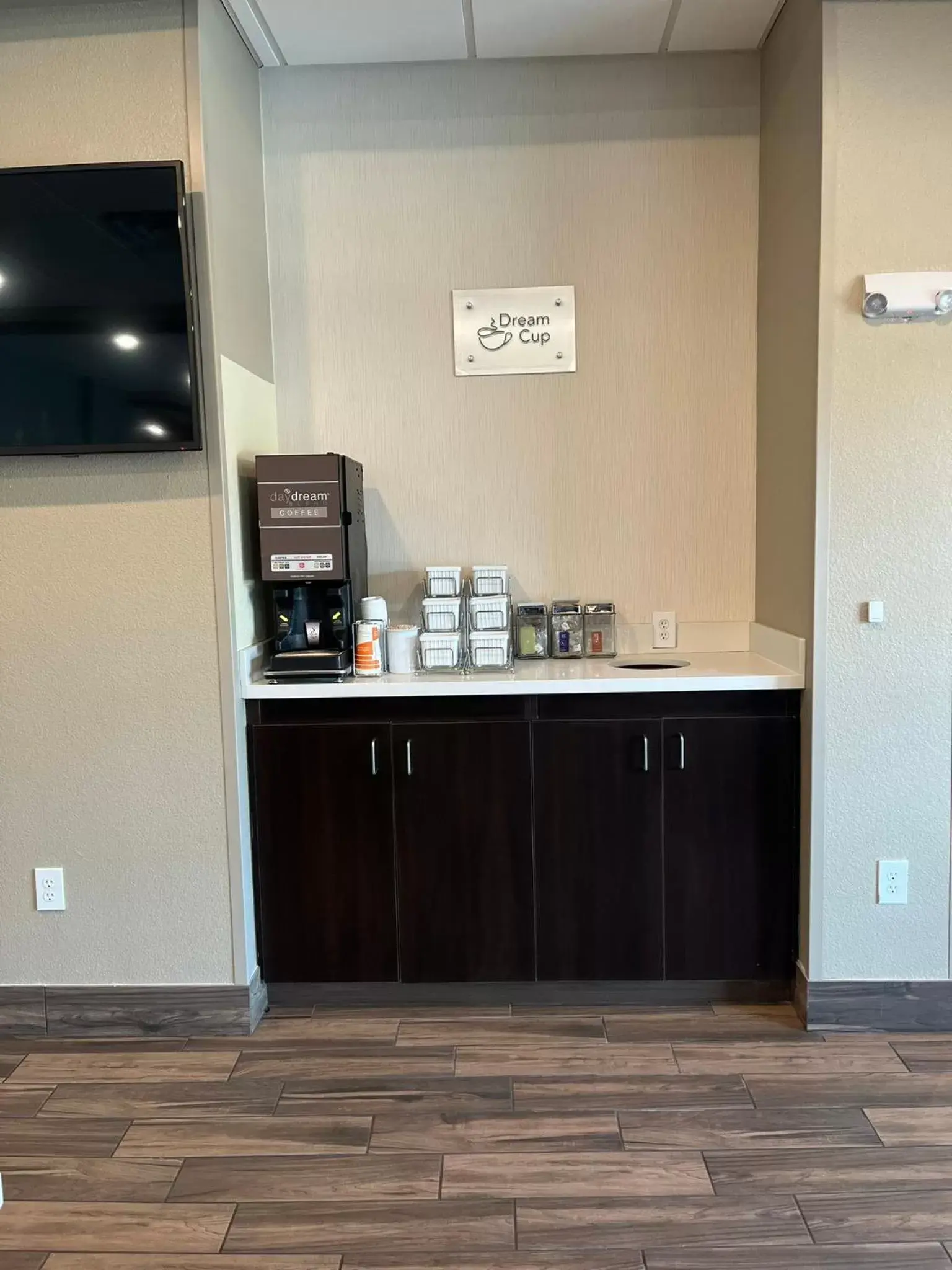 Coffee/tea facilities, Kitchen/Kitchenette in MainStay Suites Dallas Northwest - Irving