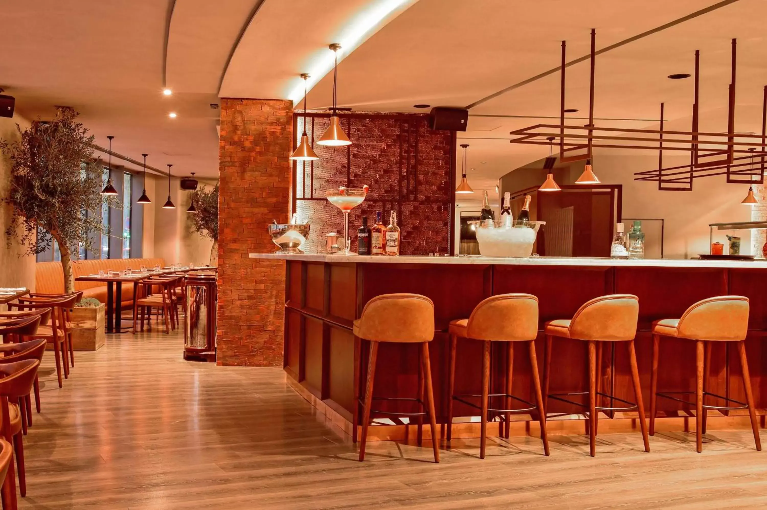 Restaurant/places to eat, Lounge/Bar in Tivoli Oriente Lisboa Hotel
