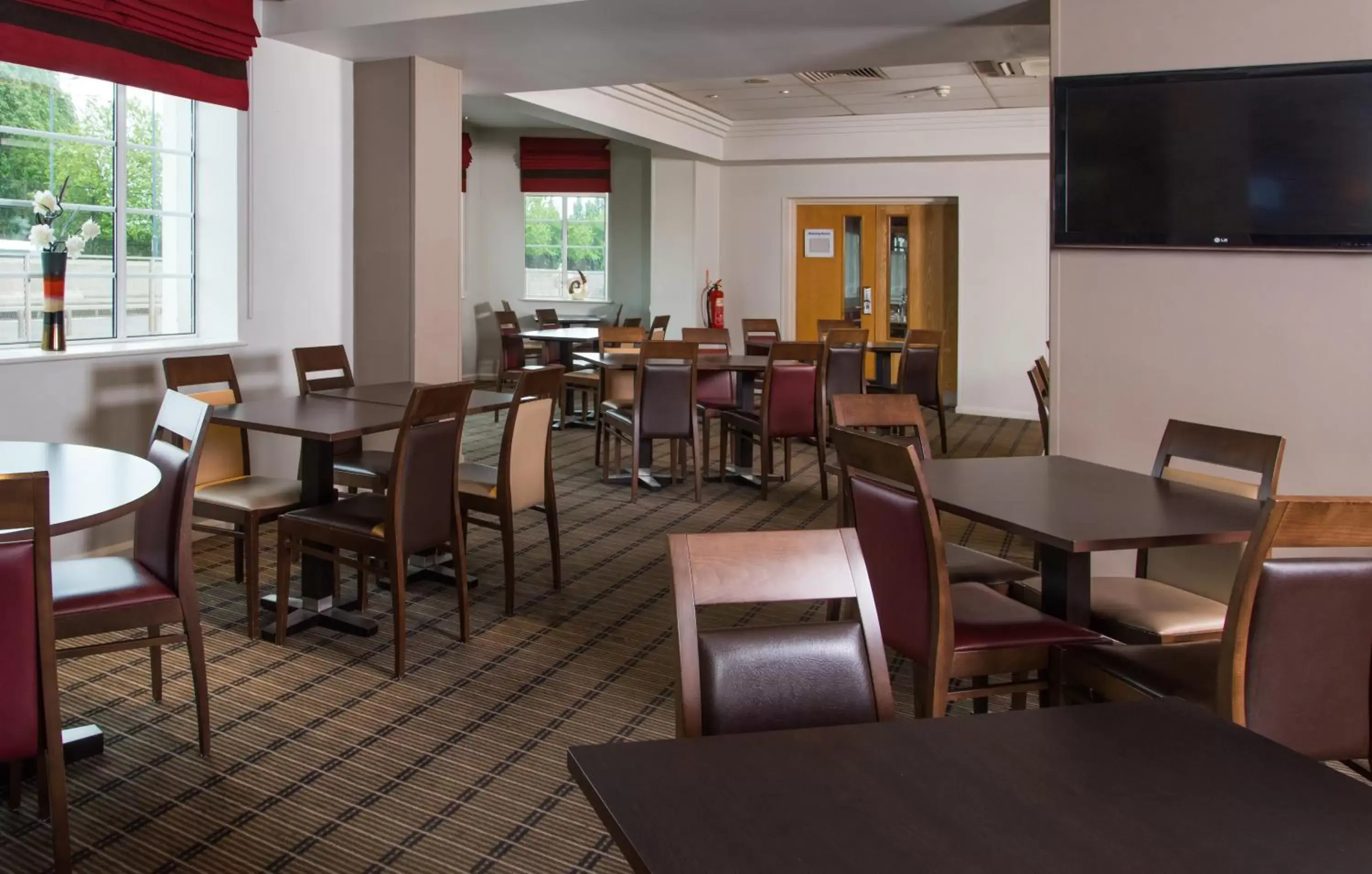 Lounge or bar, Restaurant/Places to Eat in Holiday Inn Express London Chingford, an IHG Hotel