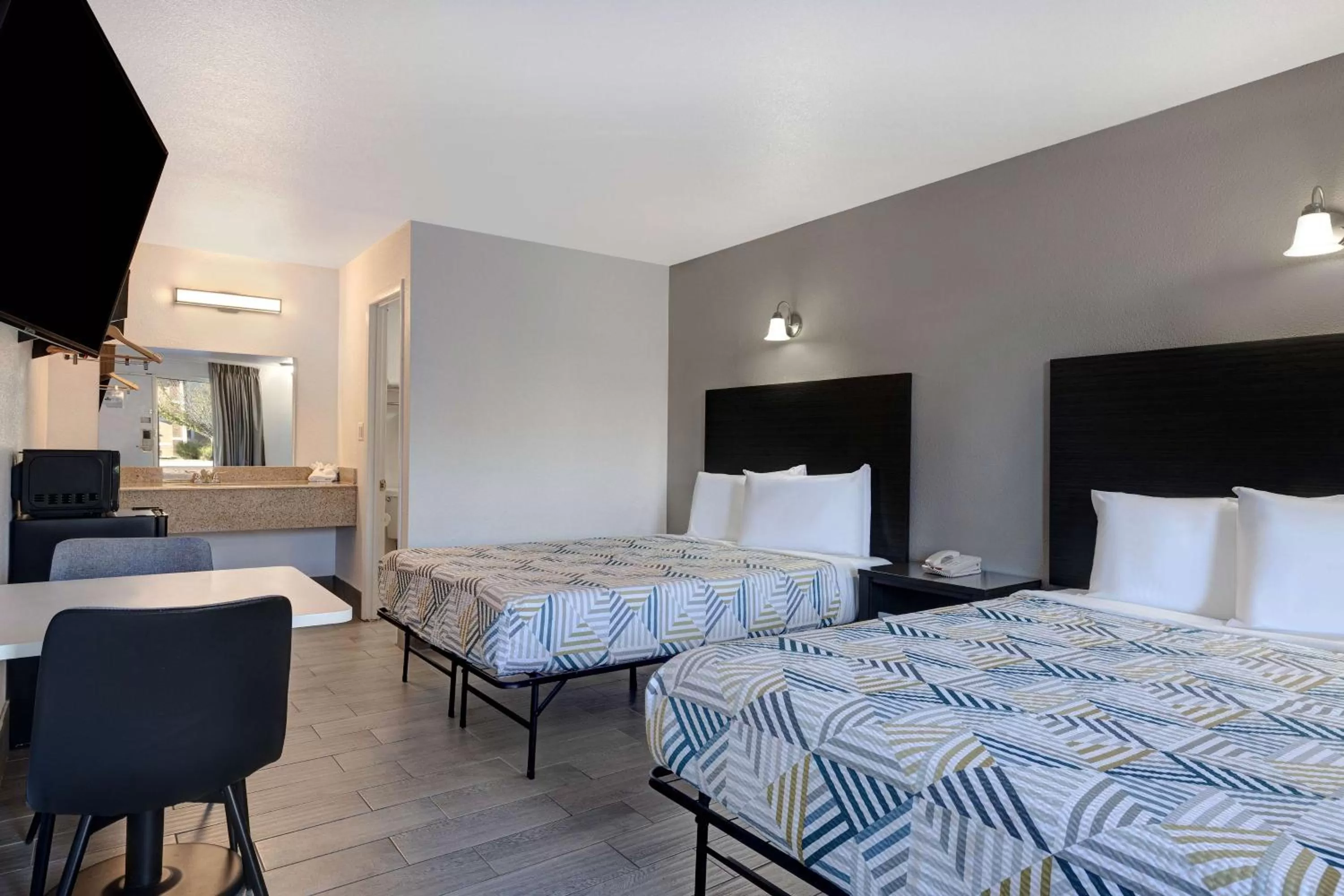 Bedroom, Bed in Crestview Inn