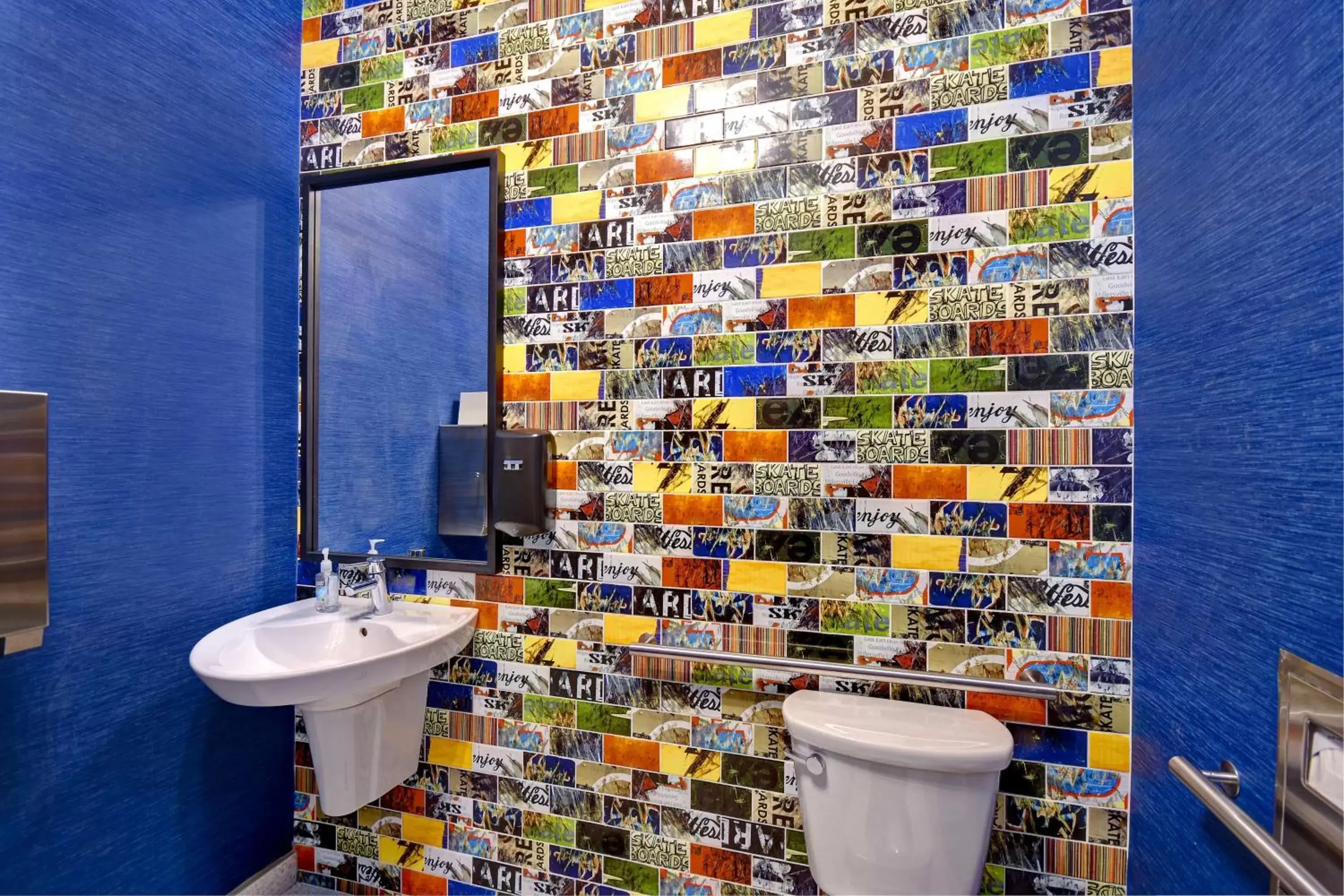 Bathroom in Hilton Garden Inn Kalamazoo Downtown