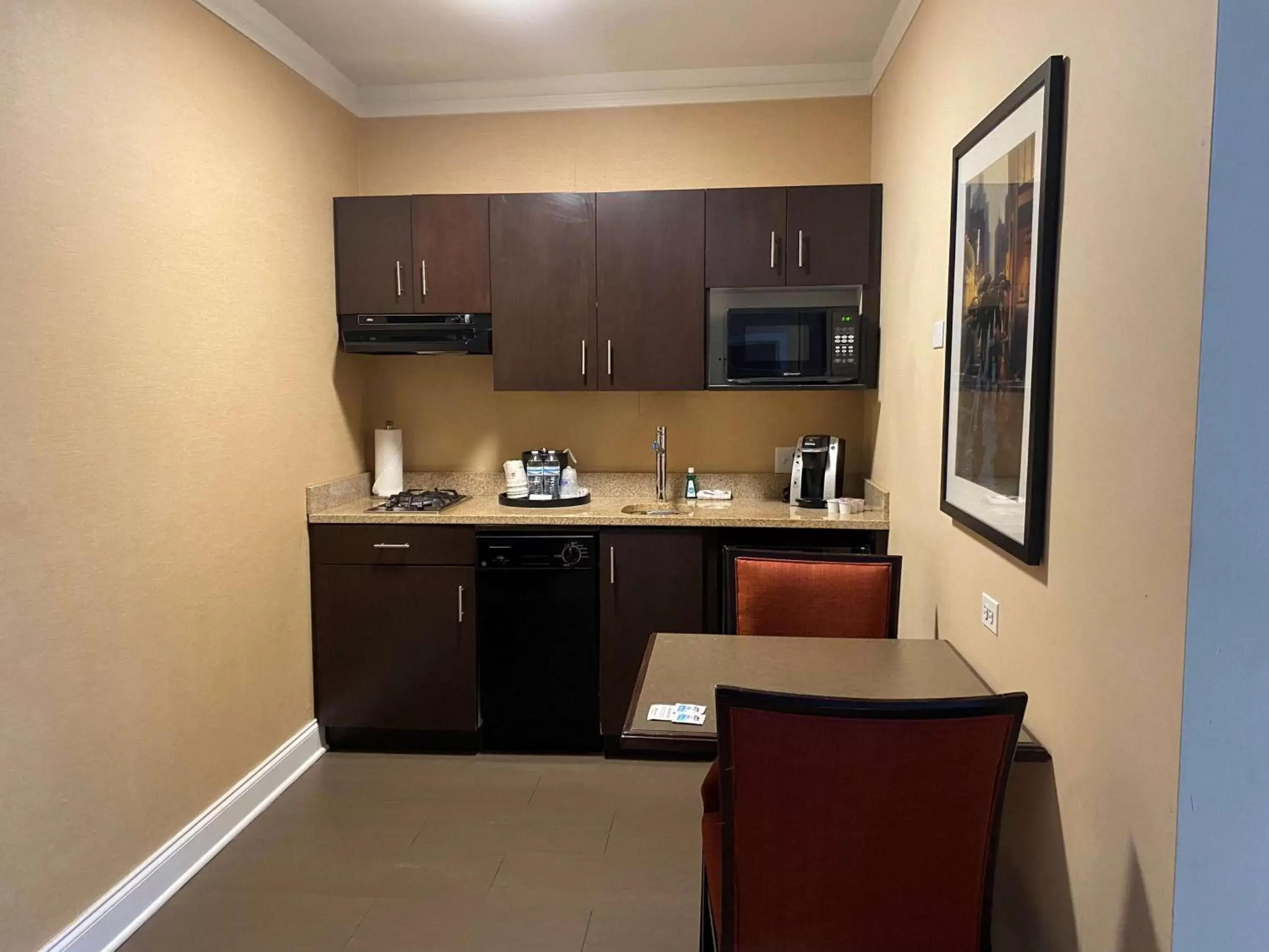 Kitchen or kitchenette, Kitchen/Kitchenette in Best Western Plus Hawthorne Terrace Hotel