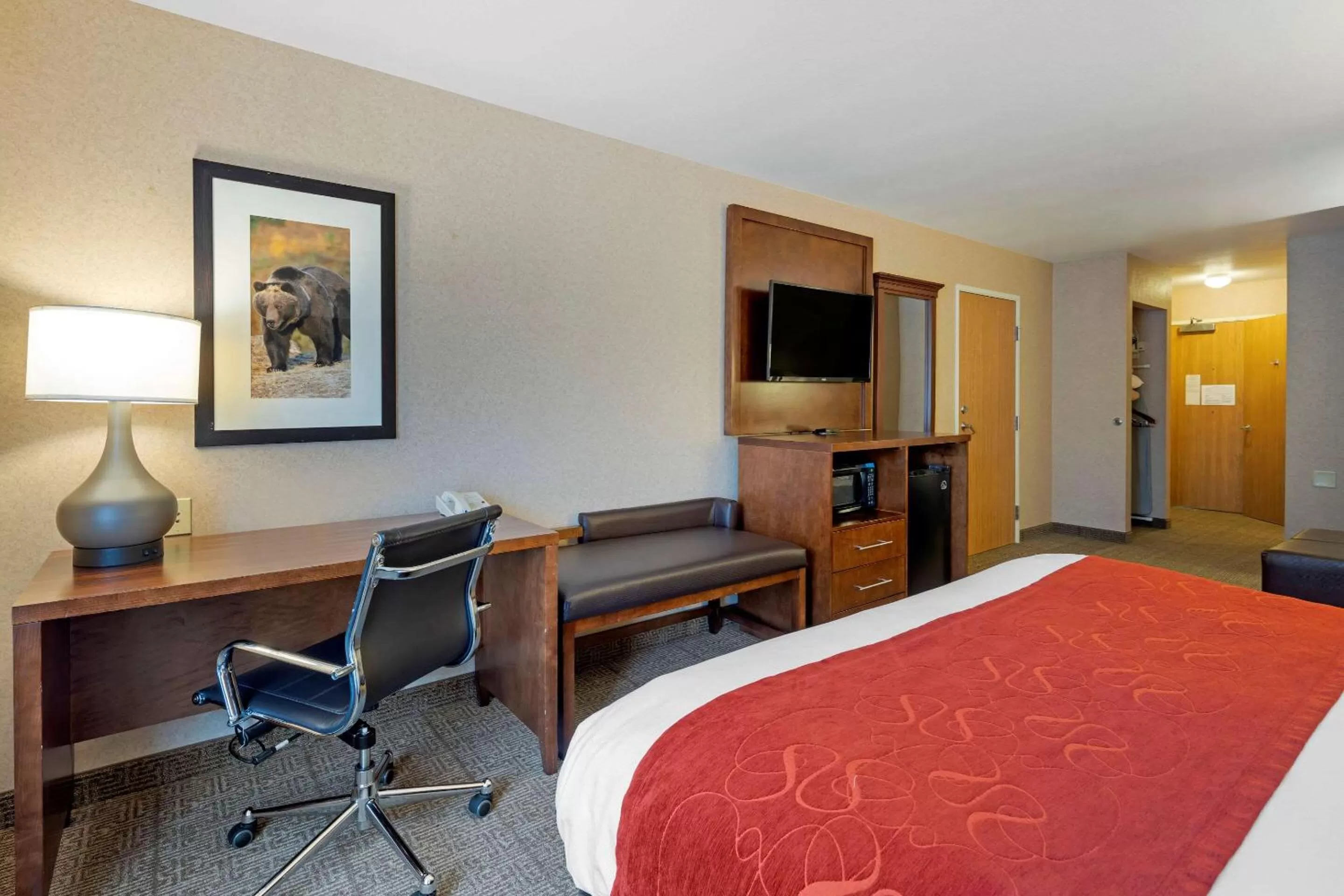 Photo of the whole room, Bed in Comfort Suites Anchorage International Airport