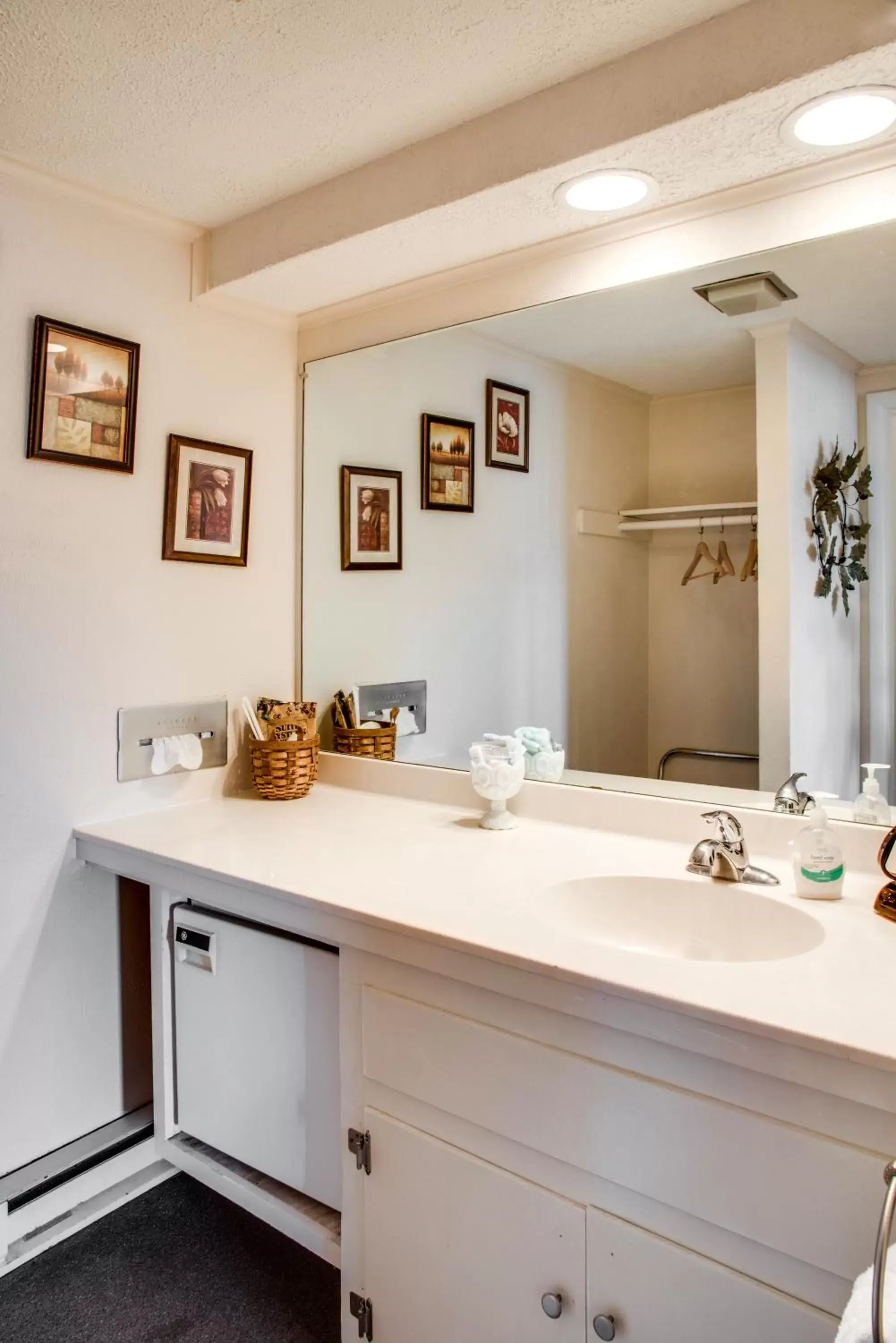 Bathroom in Cliff Dwellers Inn