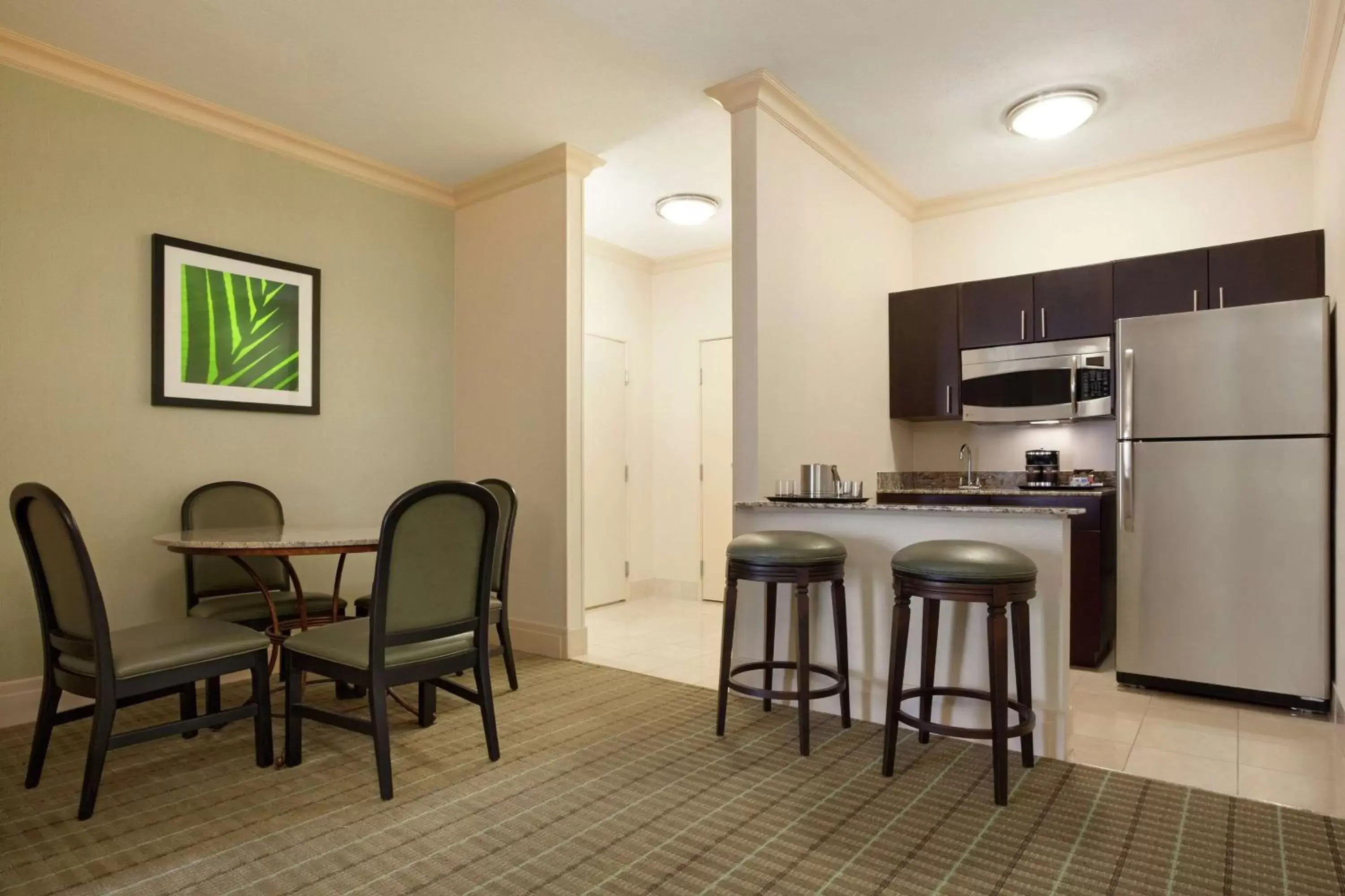 Living room, Kitchen/Kitchenette in DoubleTree by Hilton Hotel Dallas - Love Field