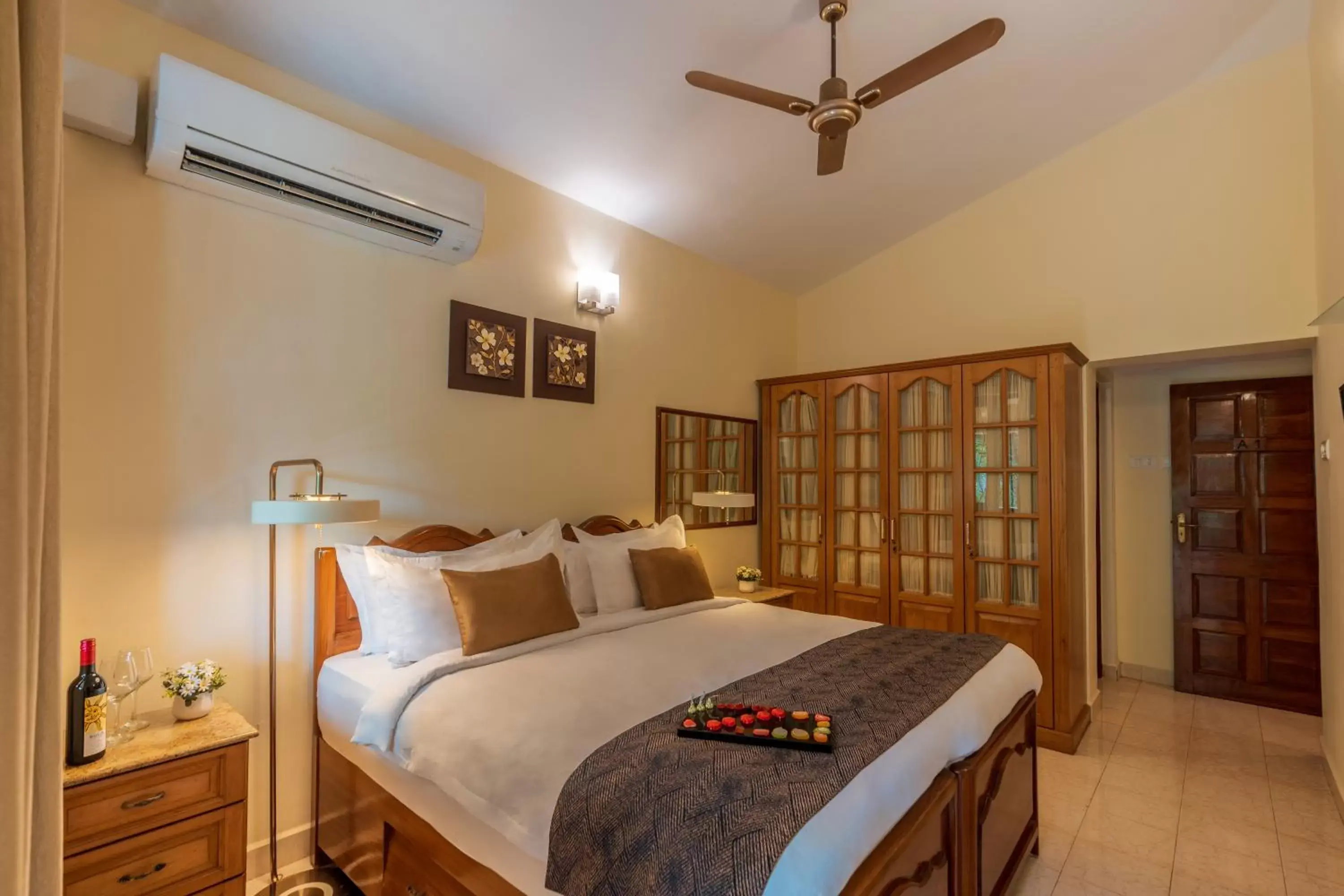 Bedroom, Bed in De Mandarin Beach Resort Suites & Villas, Candolim