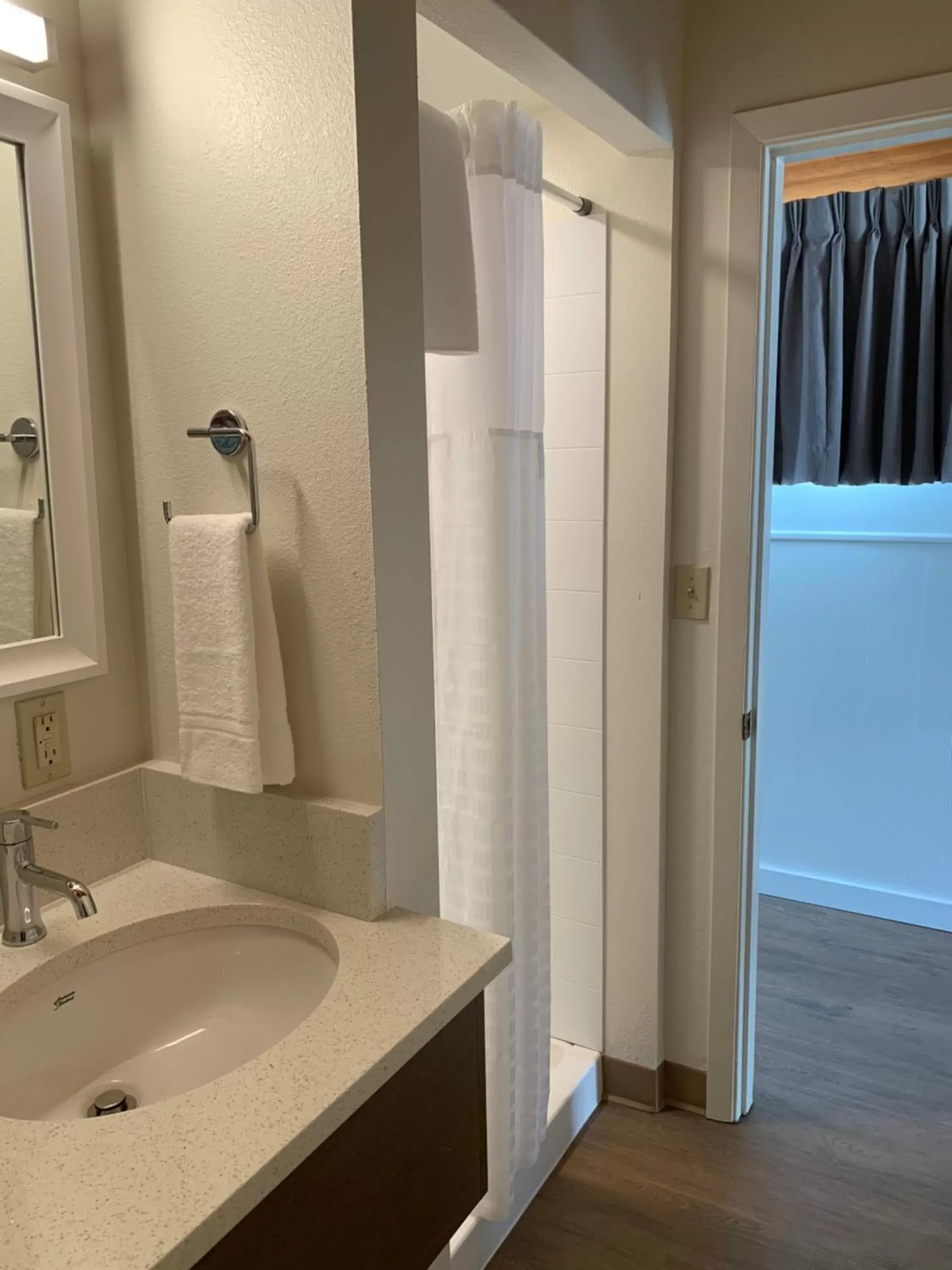 Shower, Bathroom in Ocean Front Motel