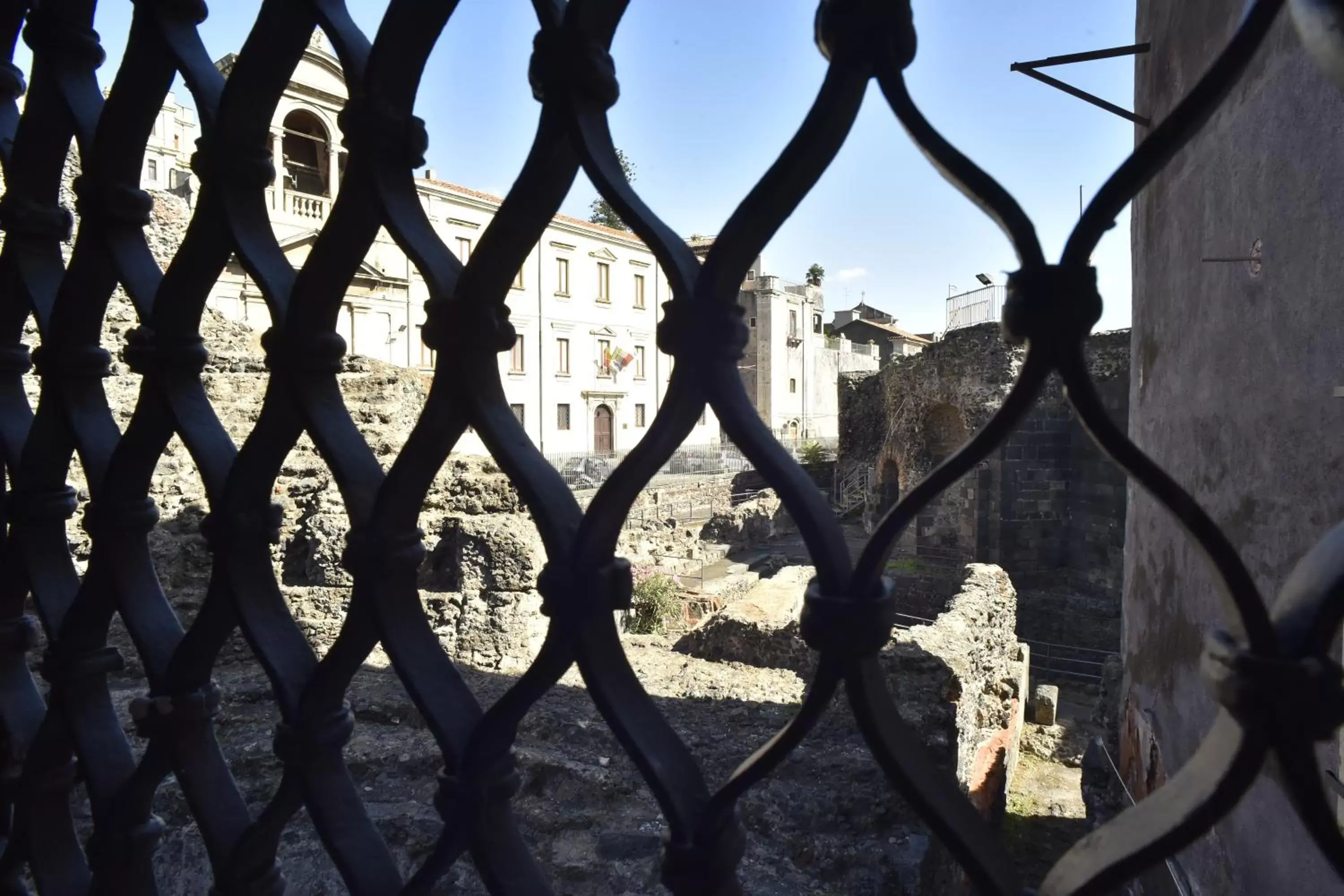 Nearby landmark in Home dentro il teatro