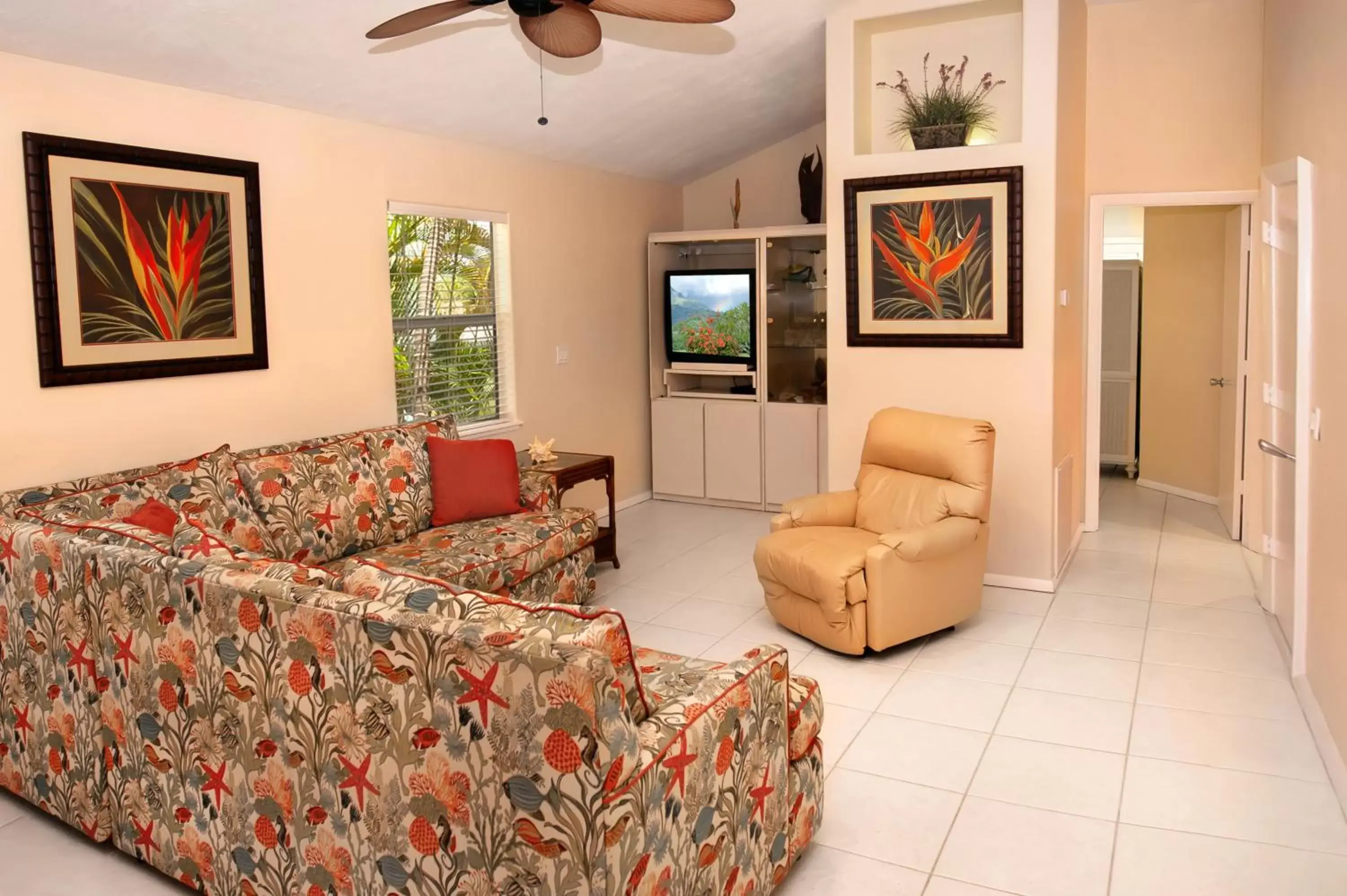 Living room, Seating Area in Cedar Cove Resort & Cottages