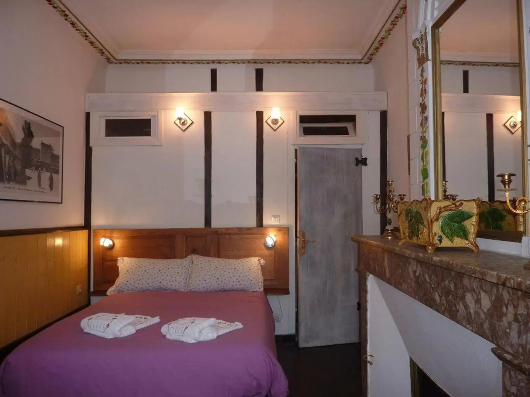 Photo of the whole room, Bed in L'Enclos des Jacobins