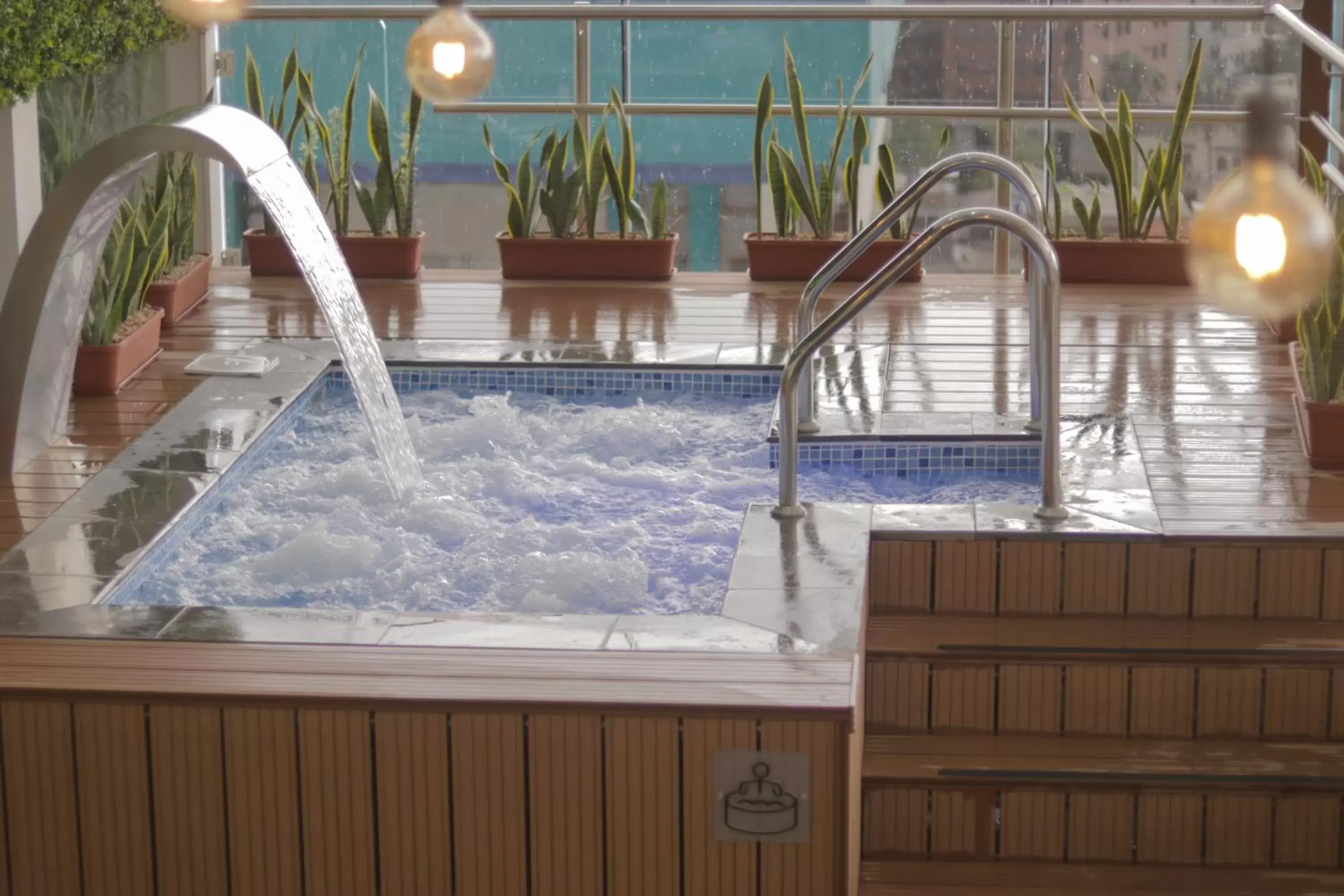 Hot Tub, Swimming Pool in Mercure Alameda Quito