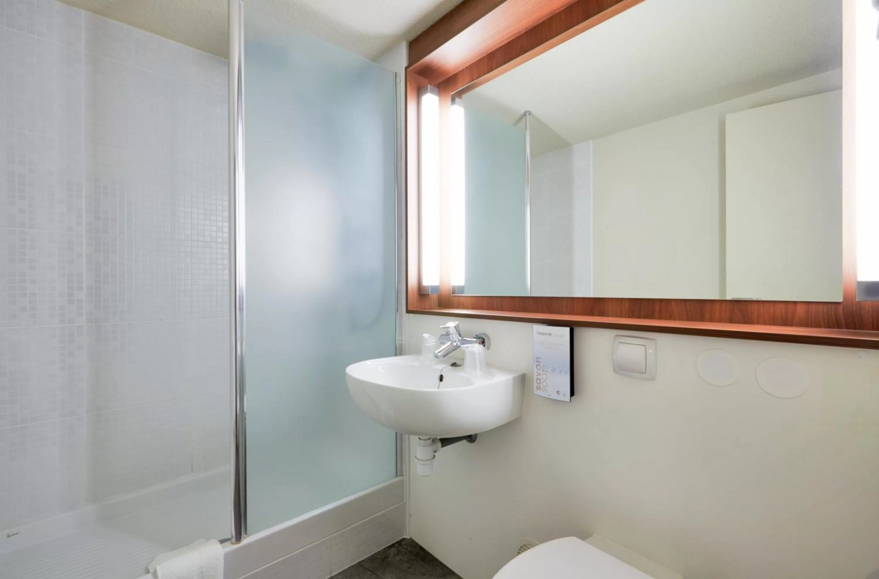 Shower in Campanile Nantes ~ Saint-Herblain