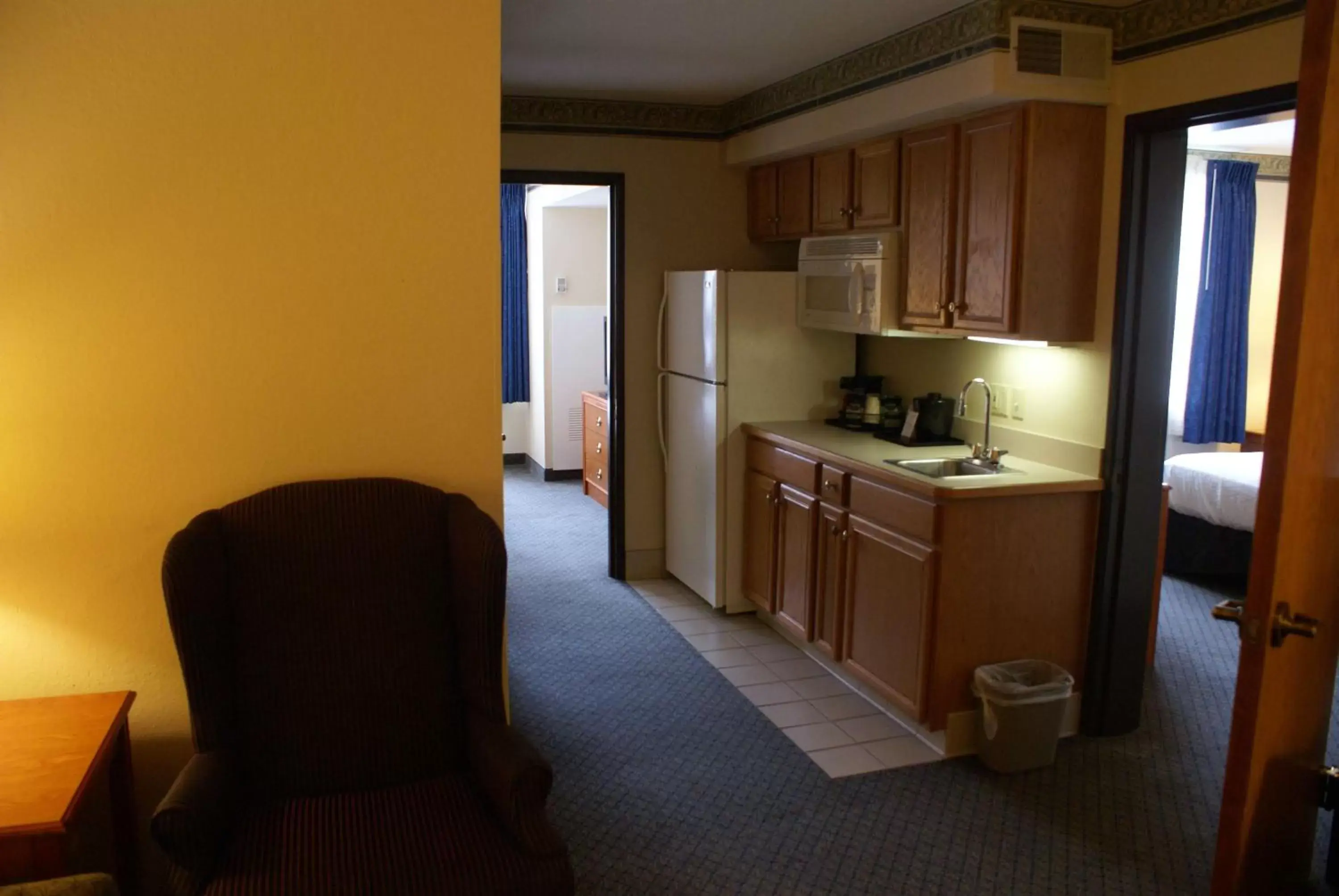 Photo of the whole room, Kitchen/Kitchenette in Country Inn & Suites by Radisson, Lansing, MI