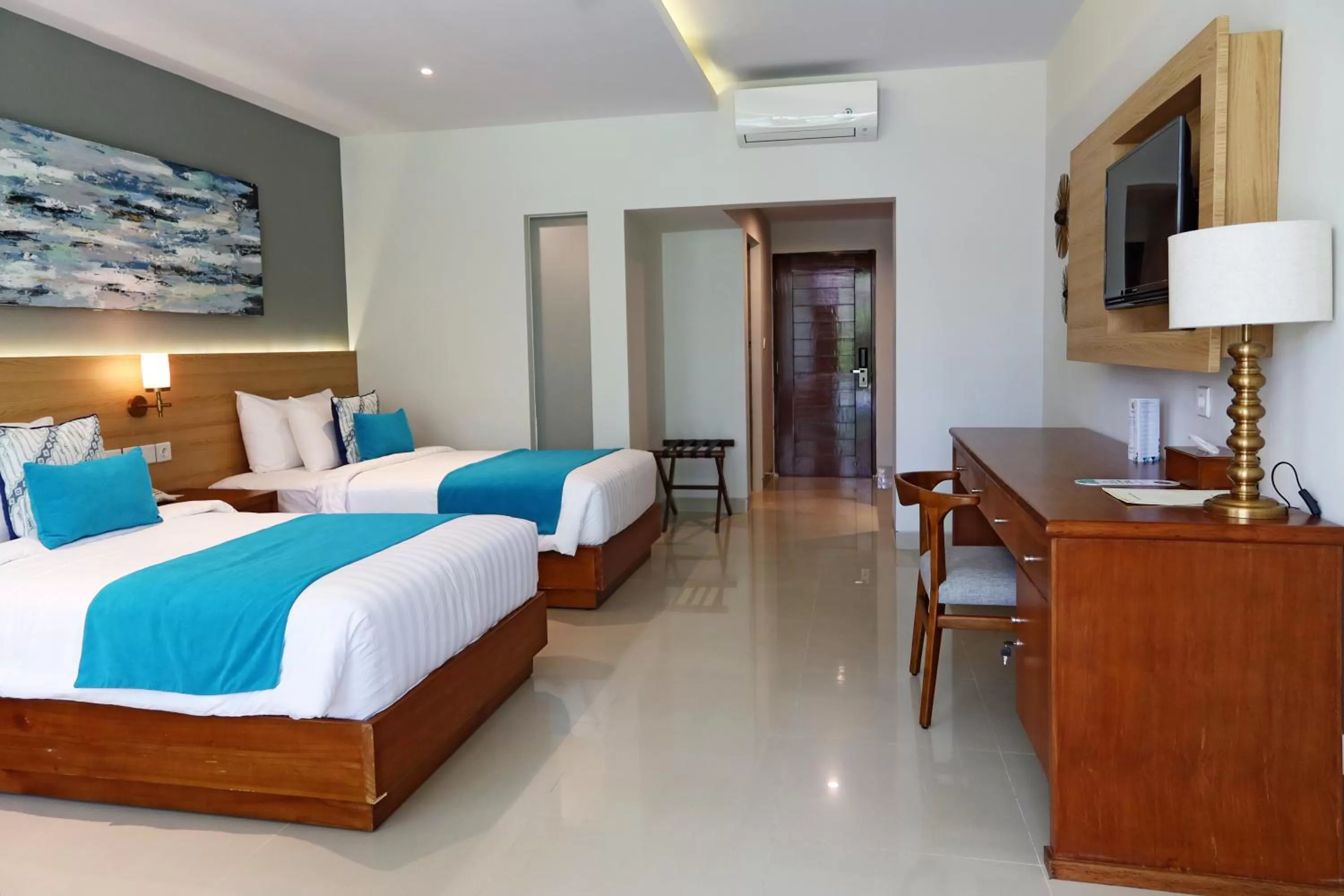 Photo of the whole room, Bed in The Cakra Hotel