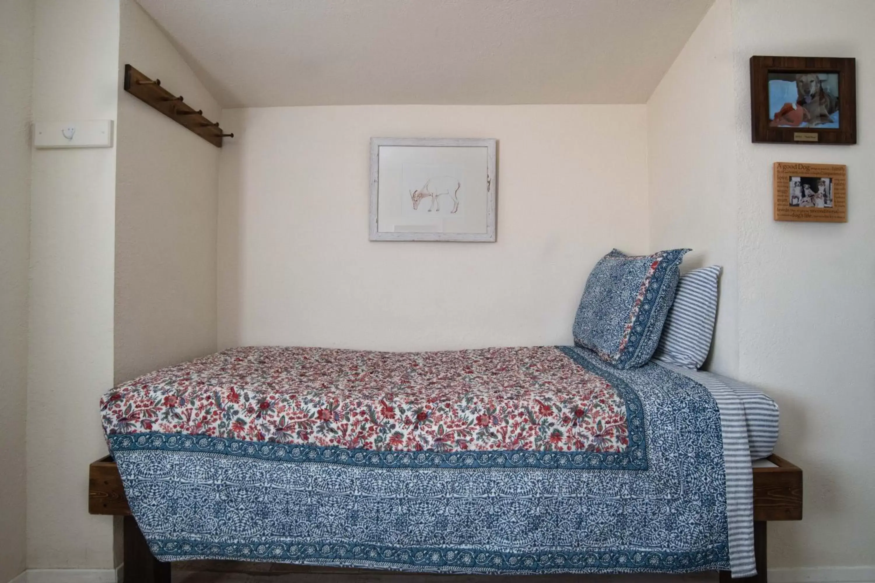 Bed in Mt Williamson Motel and Basecamp Bed in Mt Williamson Motel and Basecamp