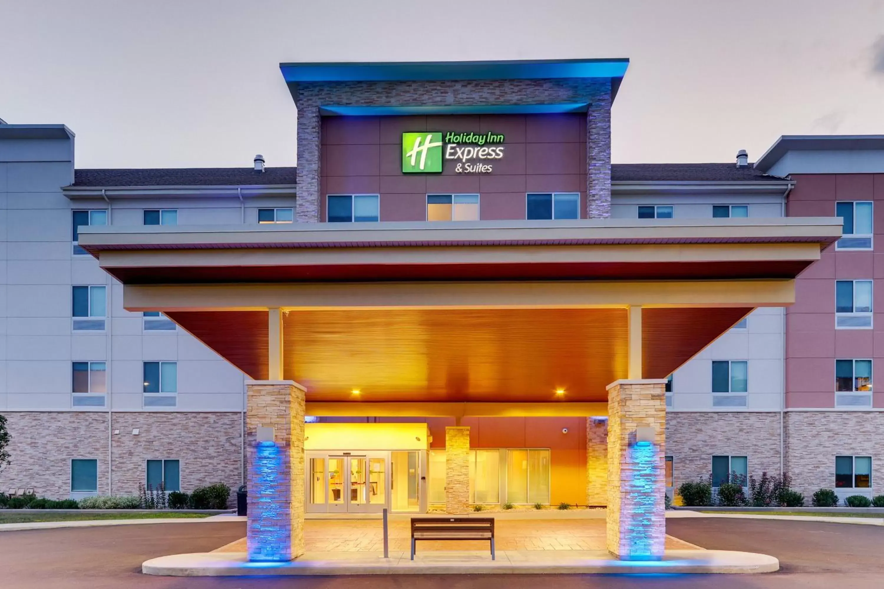 Property Building in Holiday Inn Express & Suites - Saugerties - Hudson Valley, an IHG Hotel