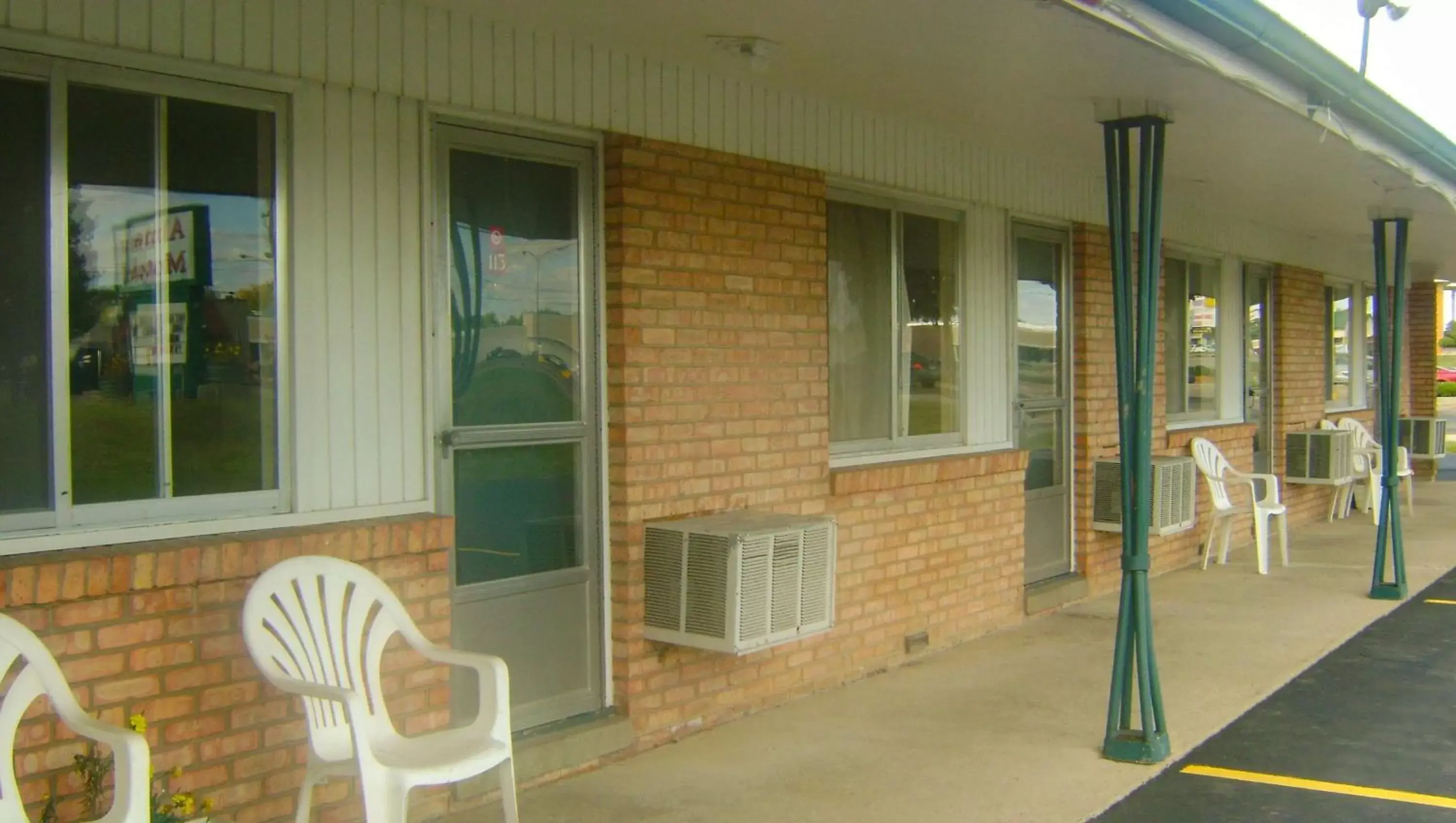 Property building in Alma Motel