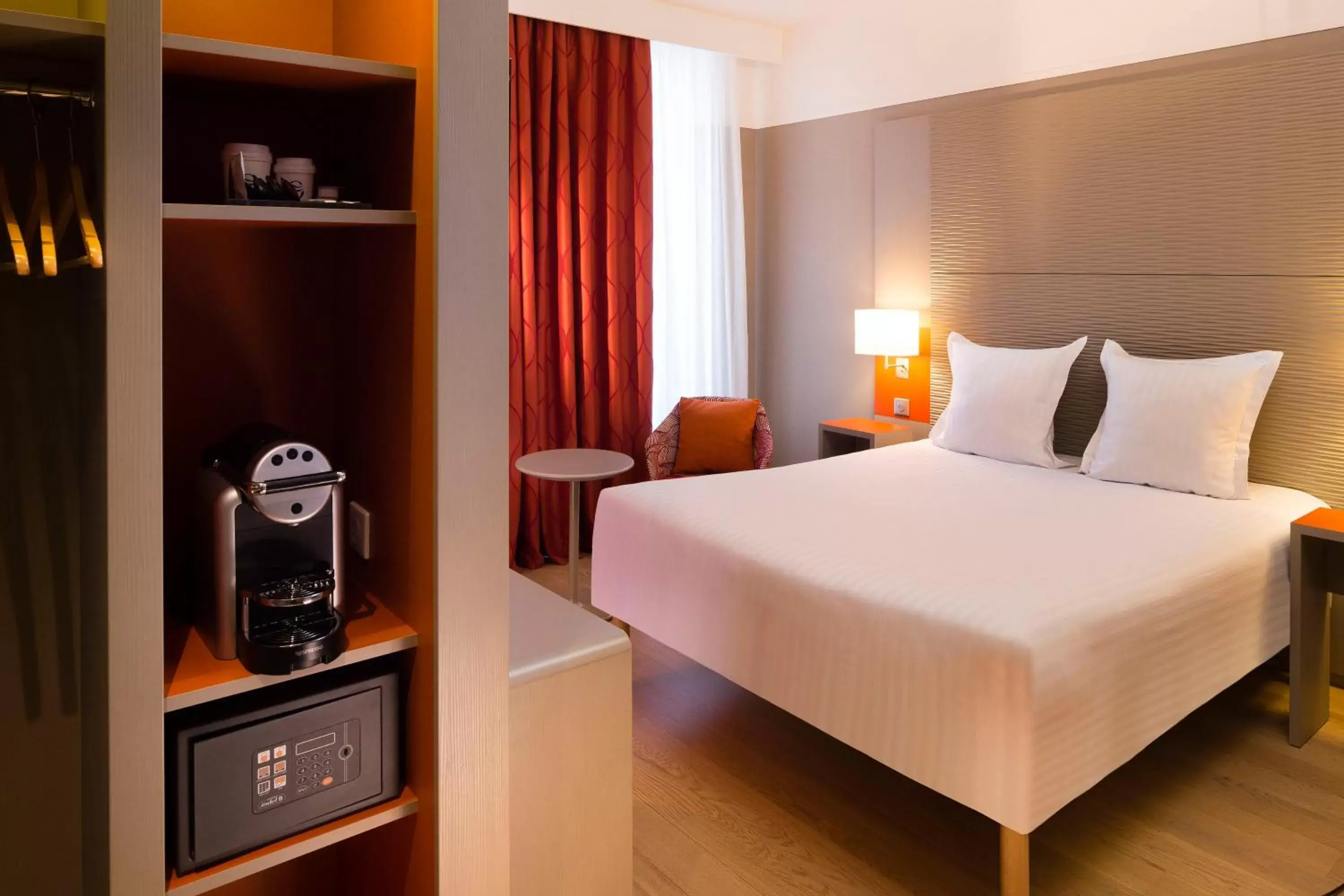 Photo of the whole room, Bed in Oceania Le Jura Dijon Photo of the whole room, Bed in Oceania Le Jura Dijon