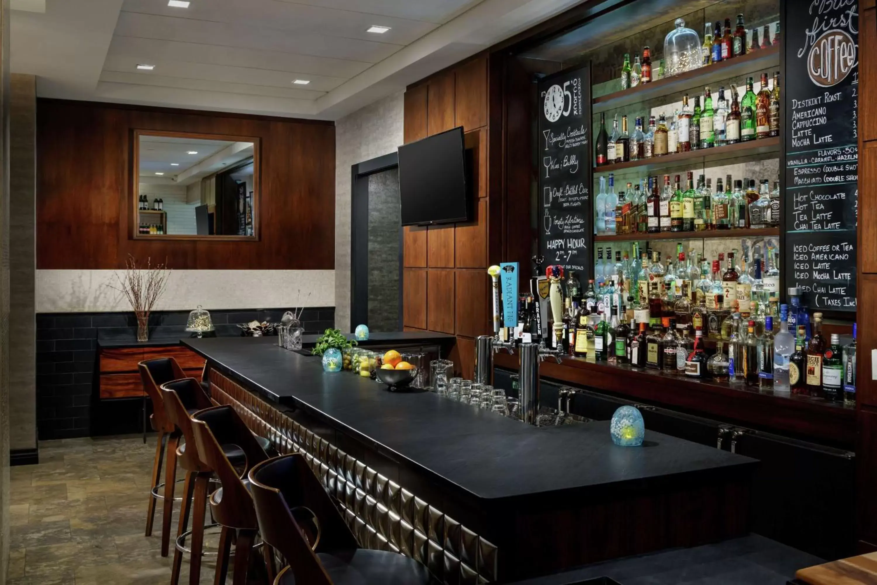 Lounge or bar, Lounge/Bar in Distrikt Hotel New York City, Tapestry Collection by Hilton